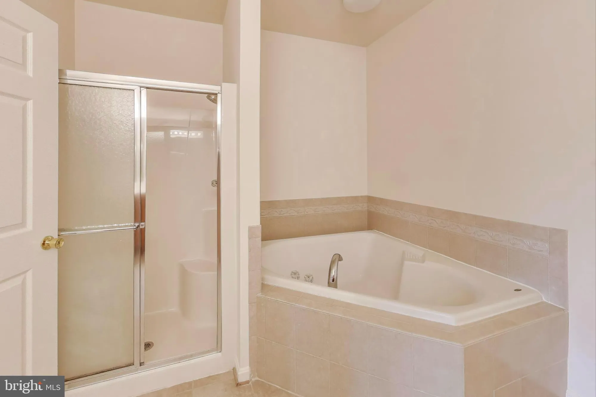 Property Slideshow image 17 of 27 | 13501 belle chasse blvd 215, Laurel, MD, 20707