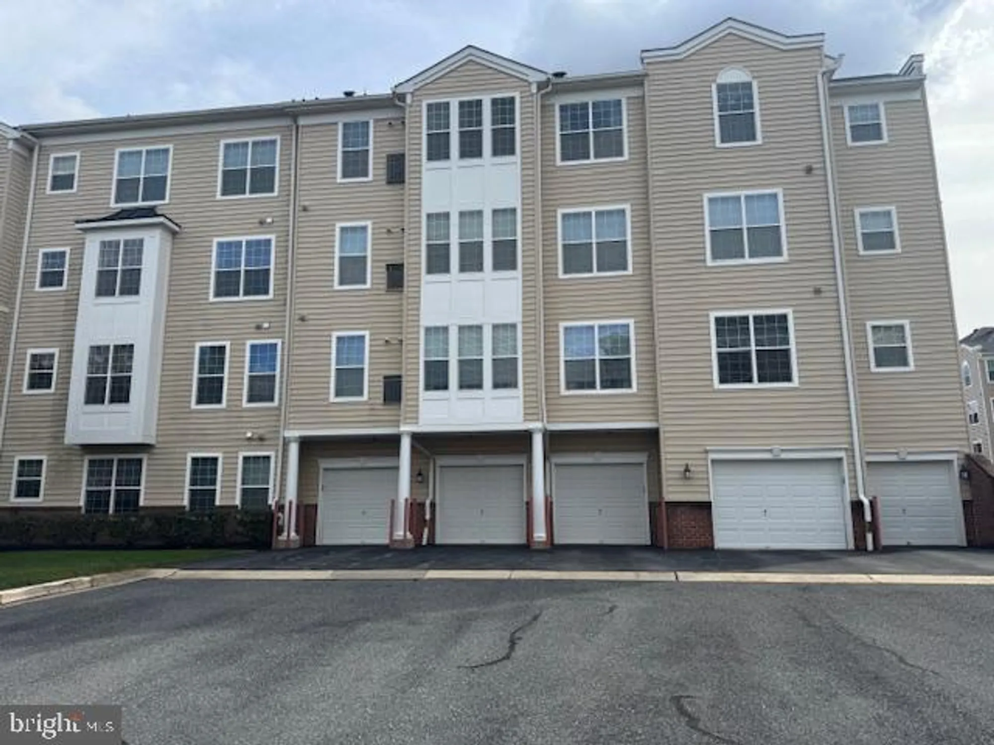 Property Slideshow image 3 of 26 | 8612 fluttering leaf trl 203, Odenton, MD, 21113