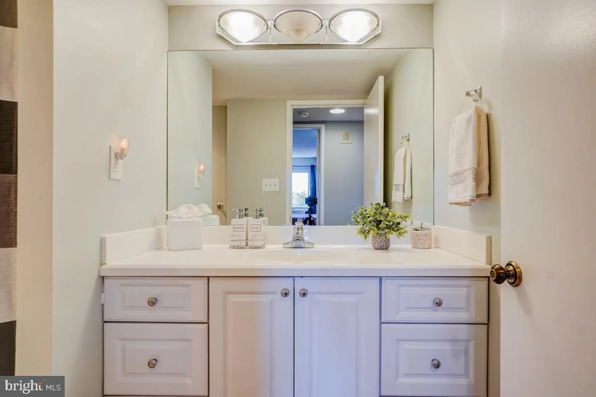 Property Slideshow image 25 of 33 | 15101 interlachen dr 1-625, Silver Spring, MD, 20906