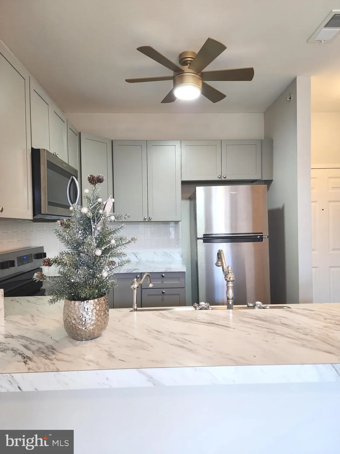 Property Slideshow image 8 of 35 | 3000 fountainview cir # 3411, Newark, DE, 19713