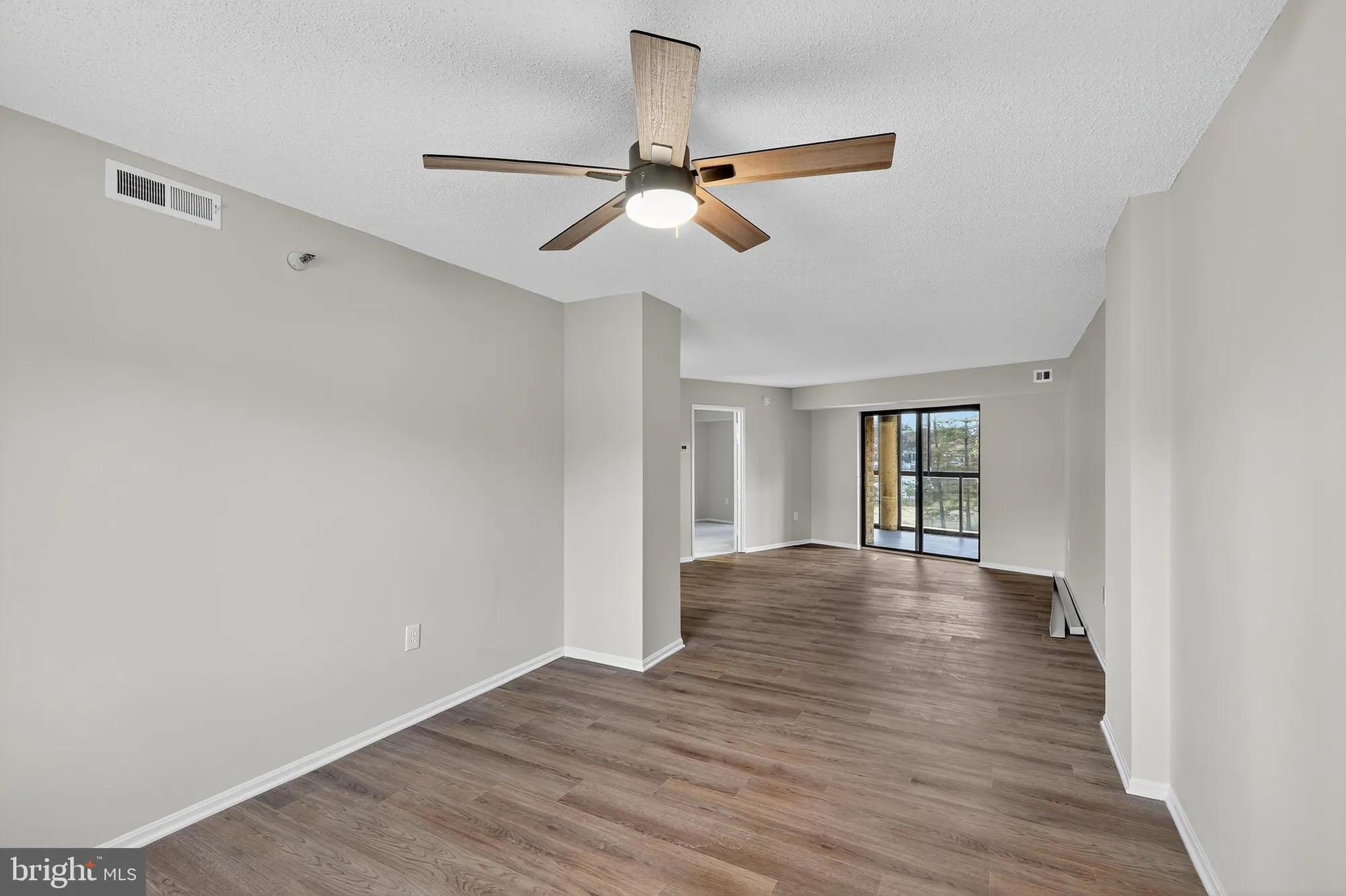 Property Slideshow image 14 of 40 | 15101 interlachen dr 1-326, Silver Spring, MD, 20906