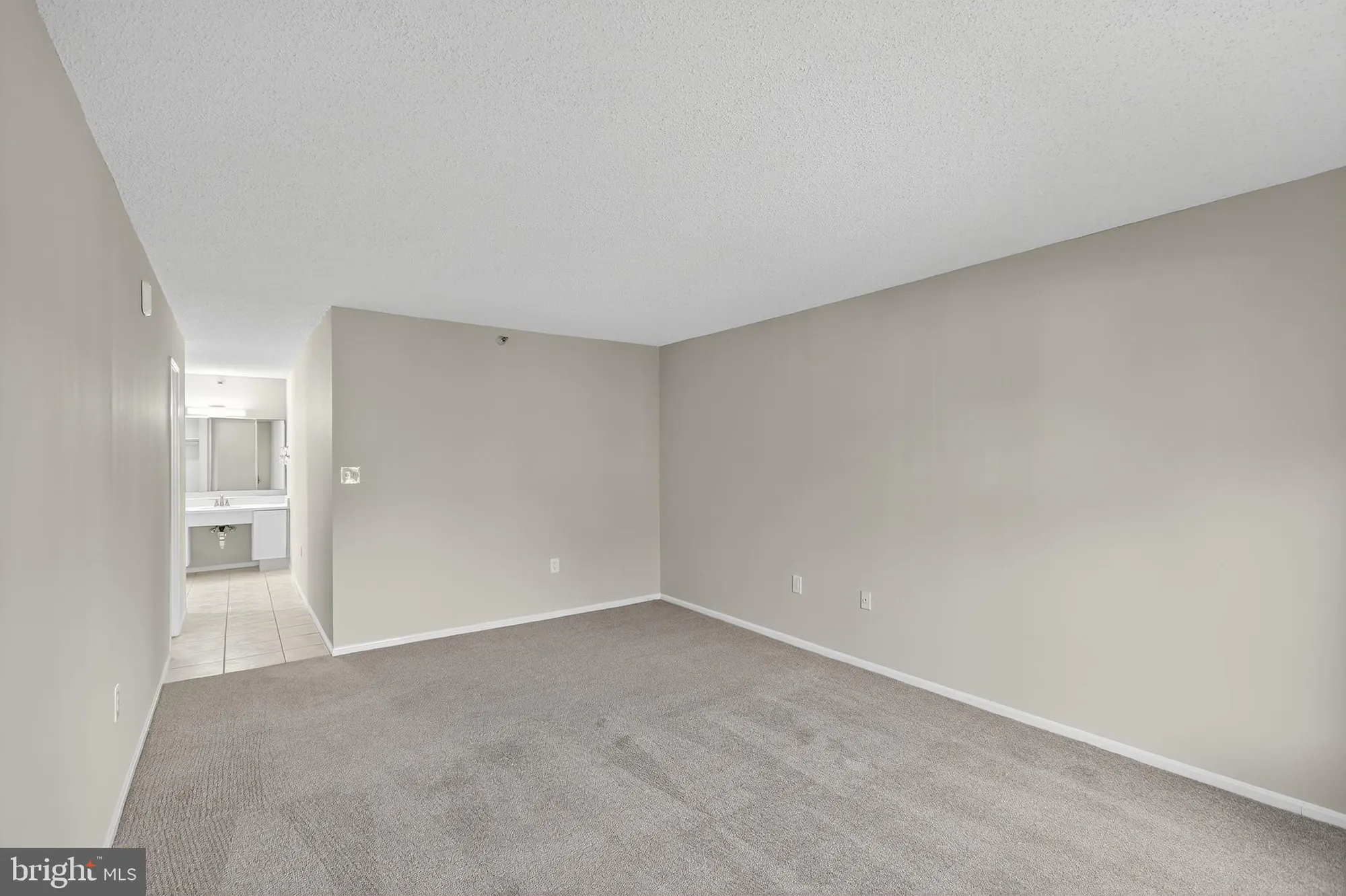 Property Slideshow image 31 of 40 | 15101 interlachen dr 1-326, Silver Spring, MD, 20906