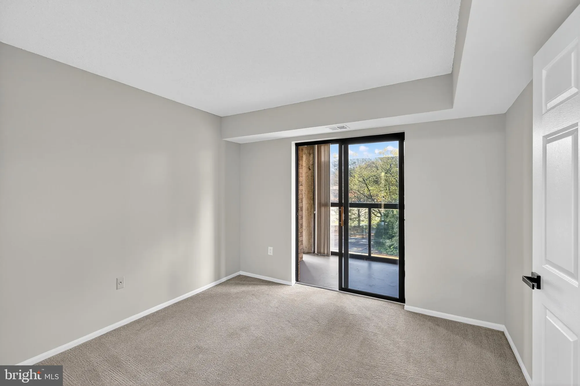 Property Slideshow image 19 of 40 | 15101 interlachen dr 1-326, Silver Spring, MD, 20906