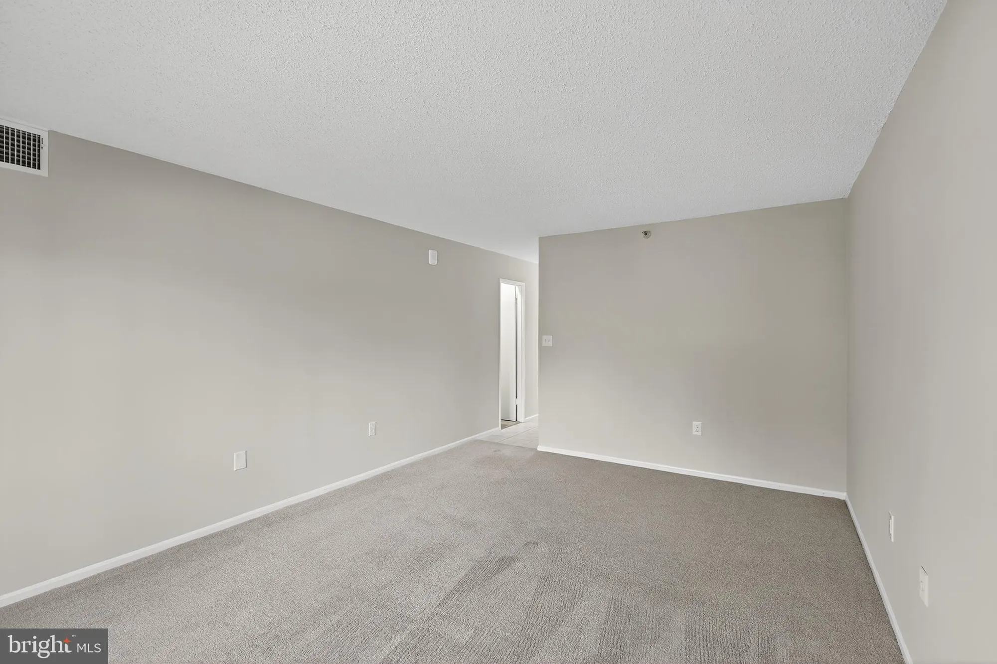 Property Slideshow image 30 of 40 | 15101 interlachen dr 1-326, Silver Spring, MD, 20906