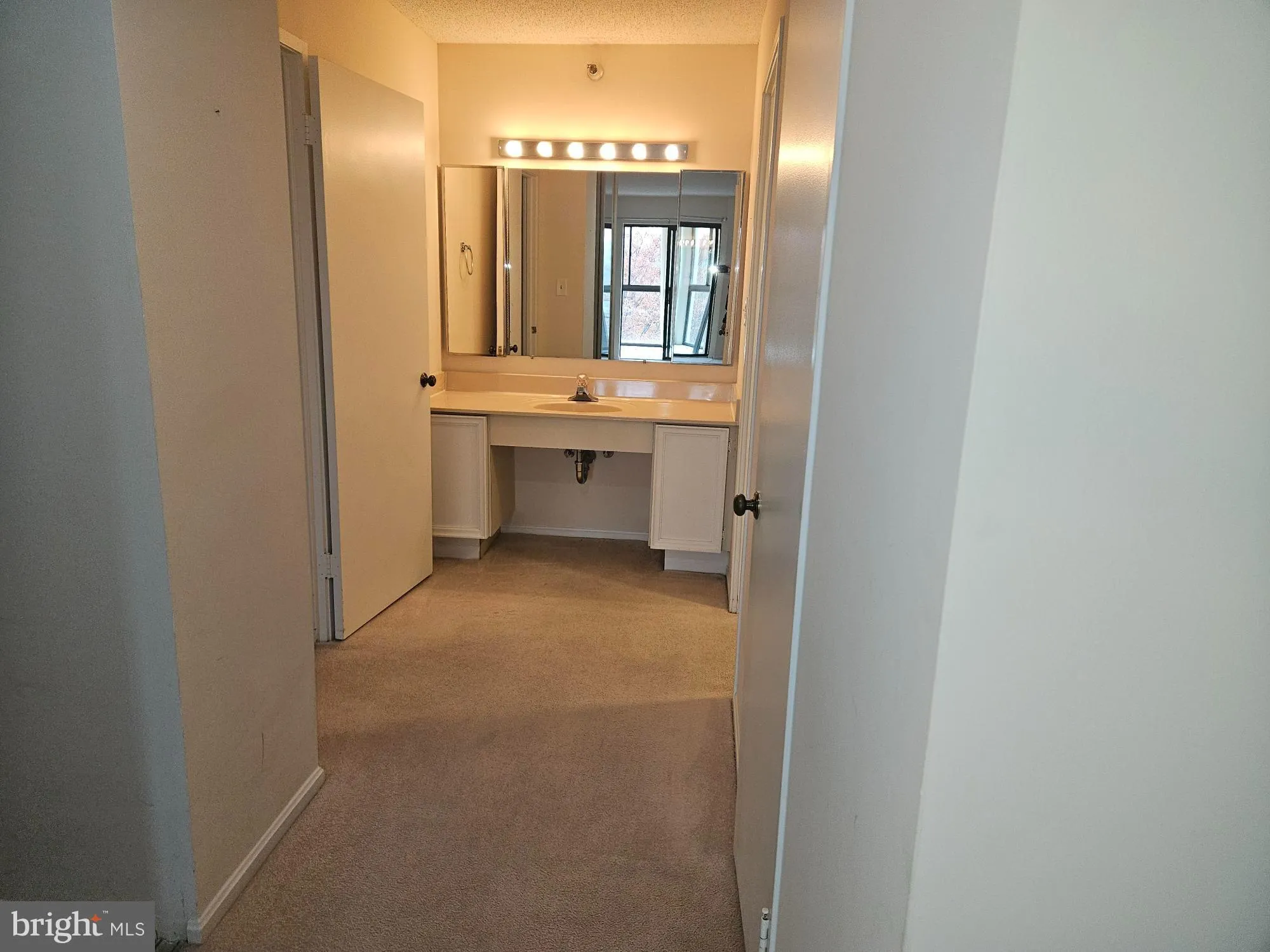 Property Slideshow image 26 of 35 | 15107 interlachen dr 2-815, Silver Spring, MD, 20906