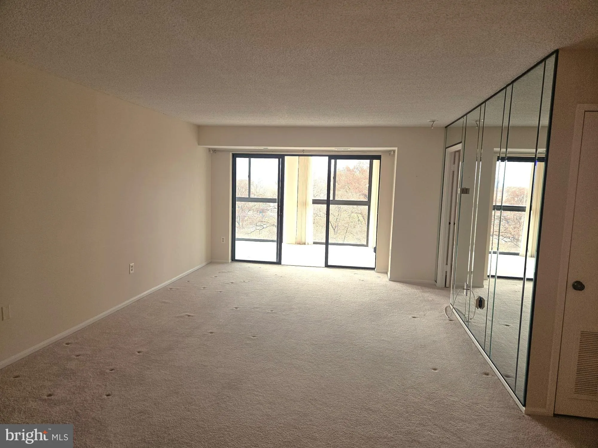 Property Slideshow image 4 of 35 | 15107 interlachen dr 2-815, Silver Spring, MD, 20906