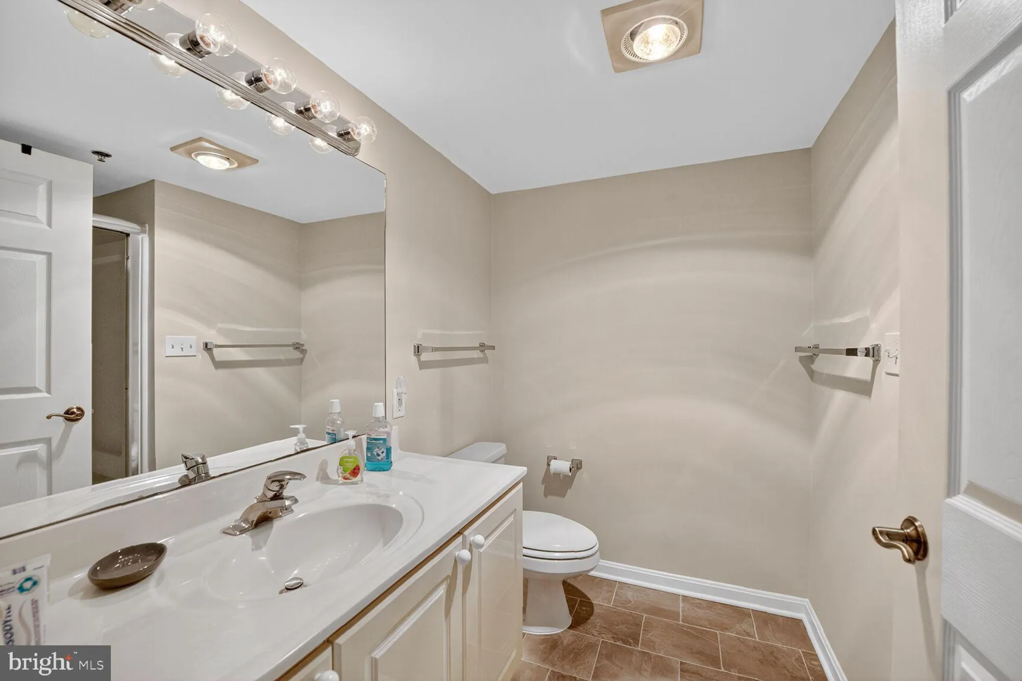 Property Slideshow image 15 of 21 | 19385 cypress ridge ter unit 404, Leesburg, VA, 20176