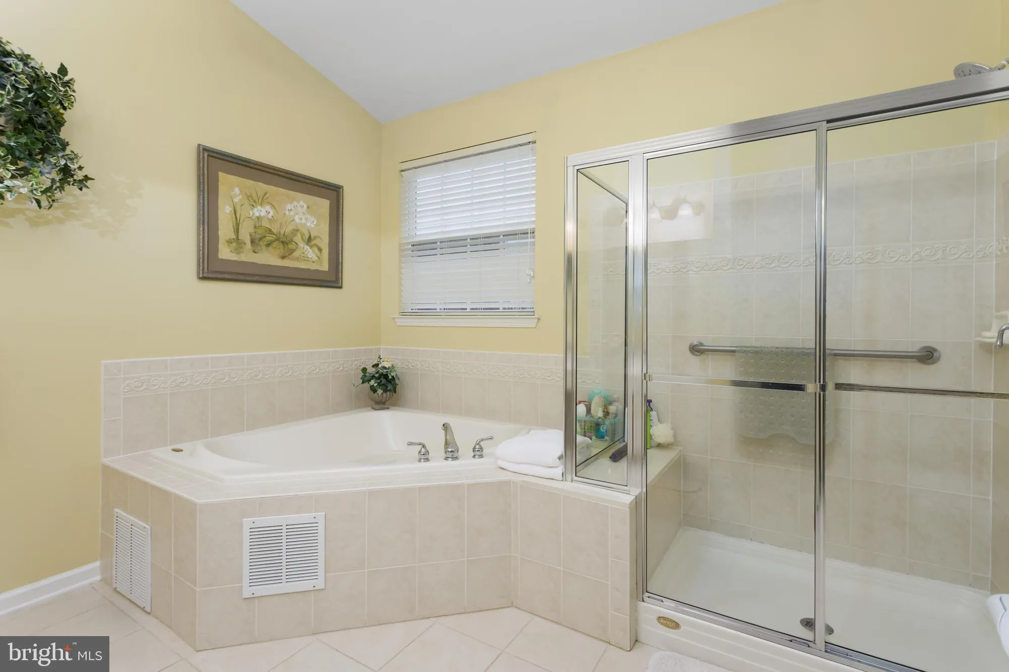 Property Slideshow image 19 of 44 | 10 powderhorn way, Allentown, NJ, 08501