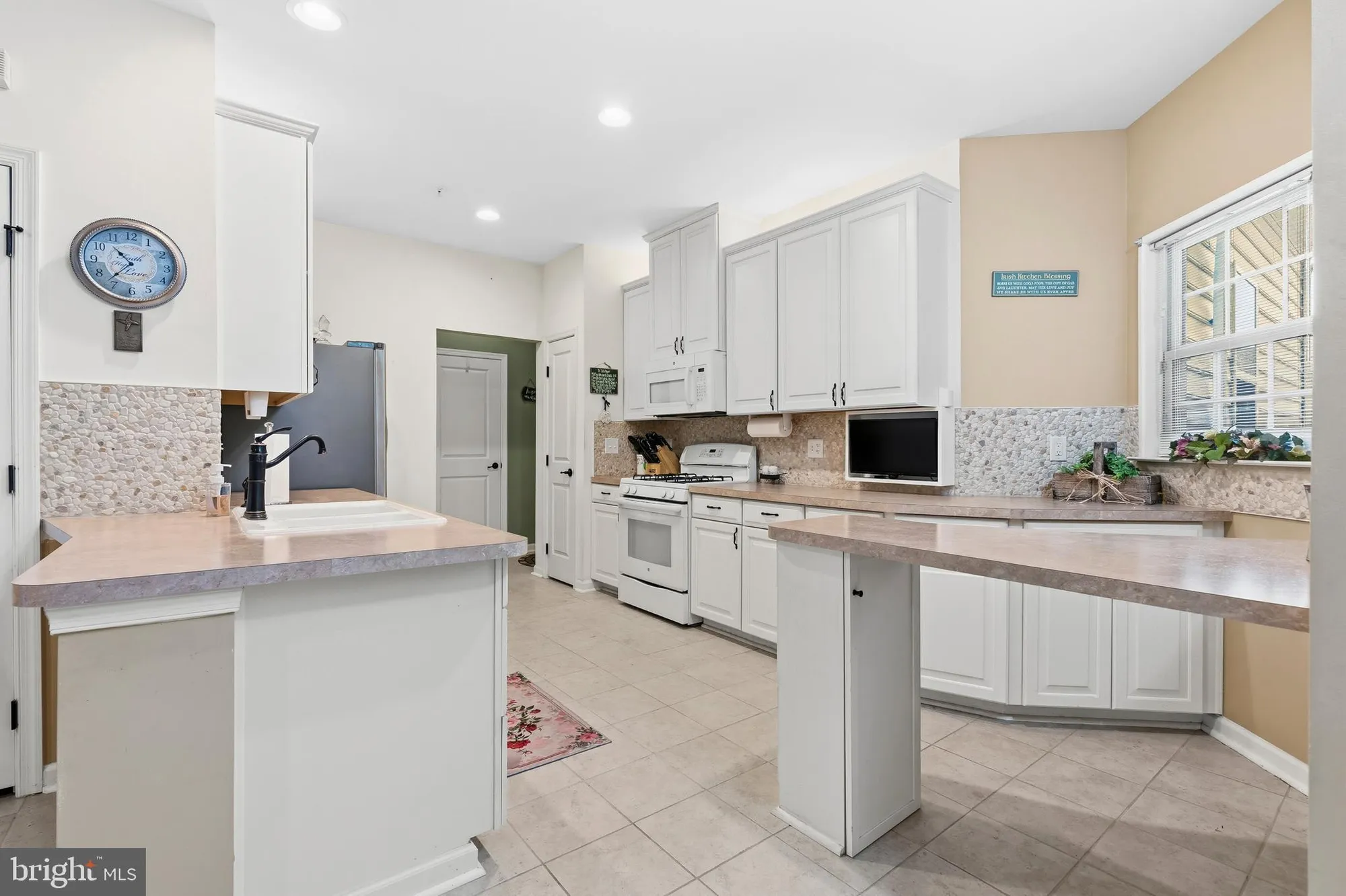 Property Slideshow image 6 of 38 | 1125 arbour ln, Quakertown, PA, 18951