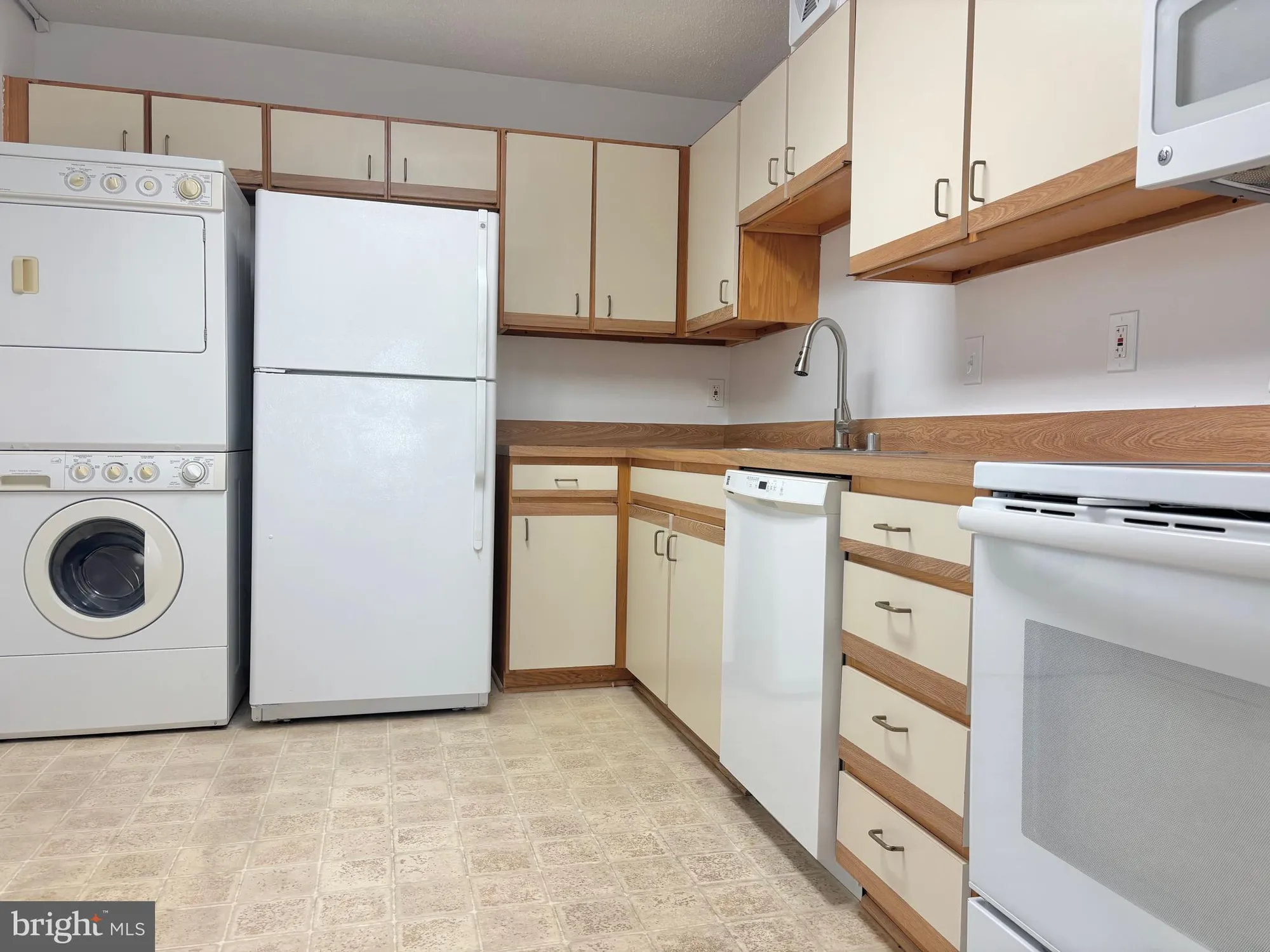 Property Slideshow image 5 of 13 | 15107 interlachen dr 2-702, Silver Spring, MD, 20906