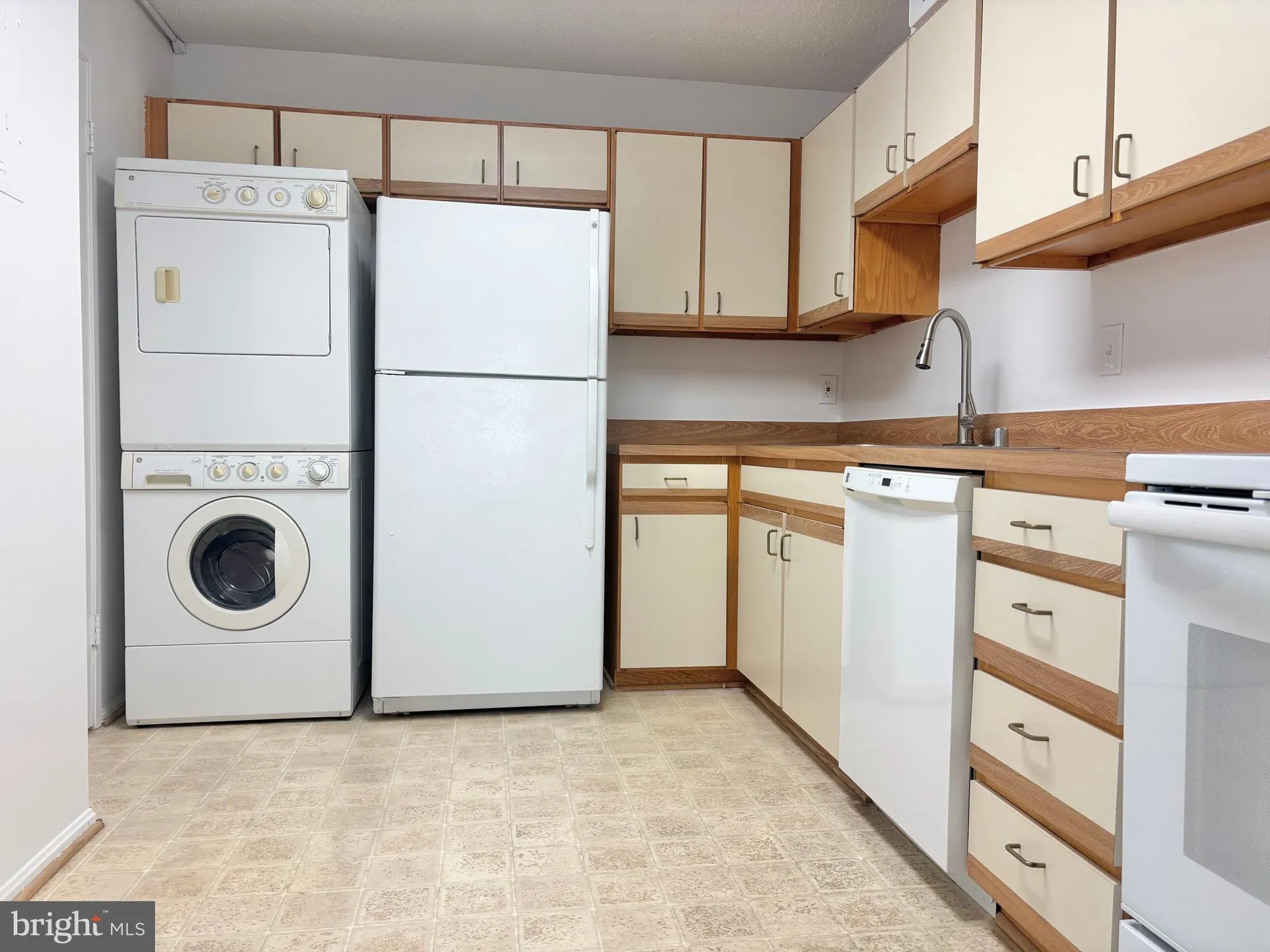 Property Slideshow image 6 of 13 | 15107 interlachen dr 2-702, Silver Spring, MD, 20906