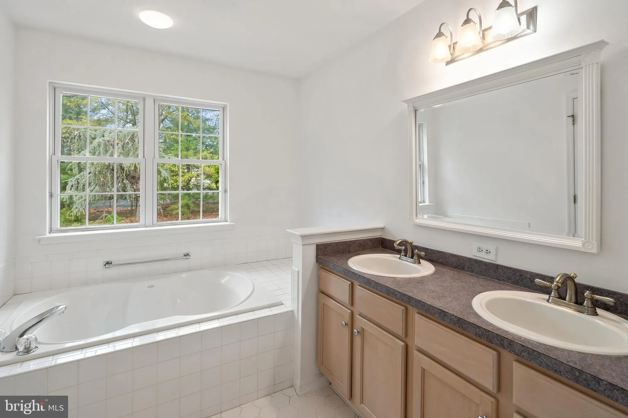 Property Slideshow image 16 of 32 | 12 rye ct, Jackson, NJ, 08527