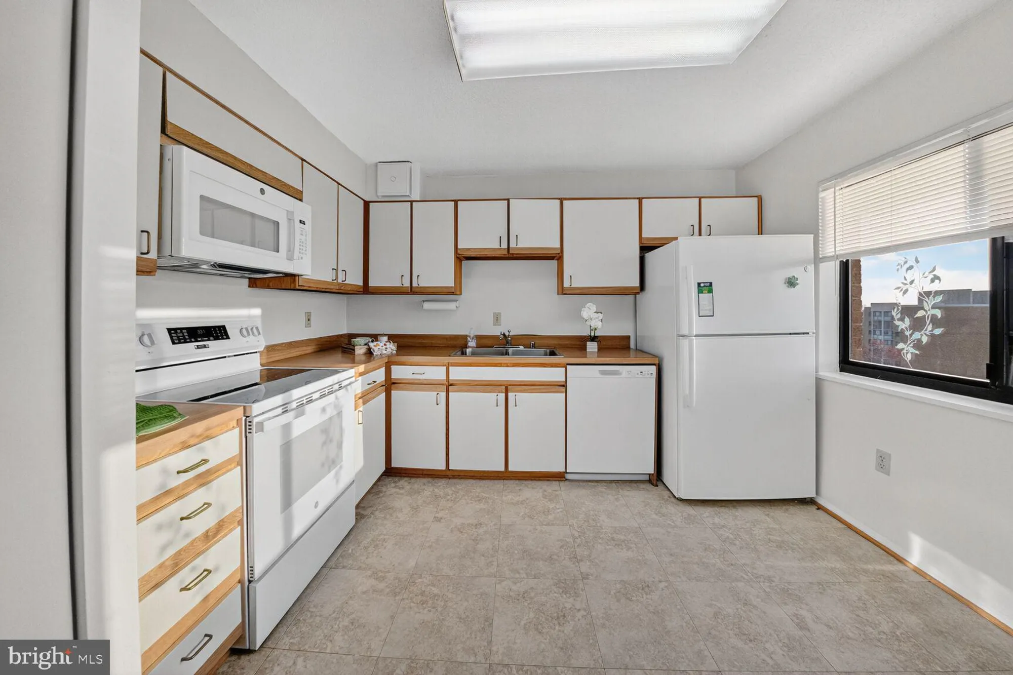 Property Slideshow image 14 of 38 | 15107 interlachen dr 2-1025, Silver Spring, MD, 20906