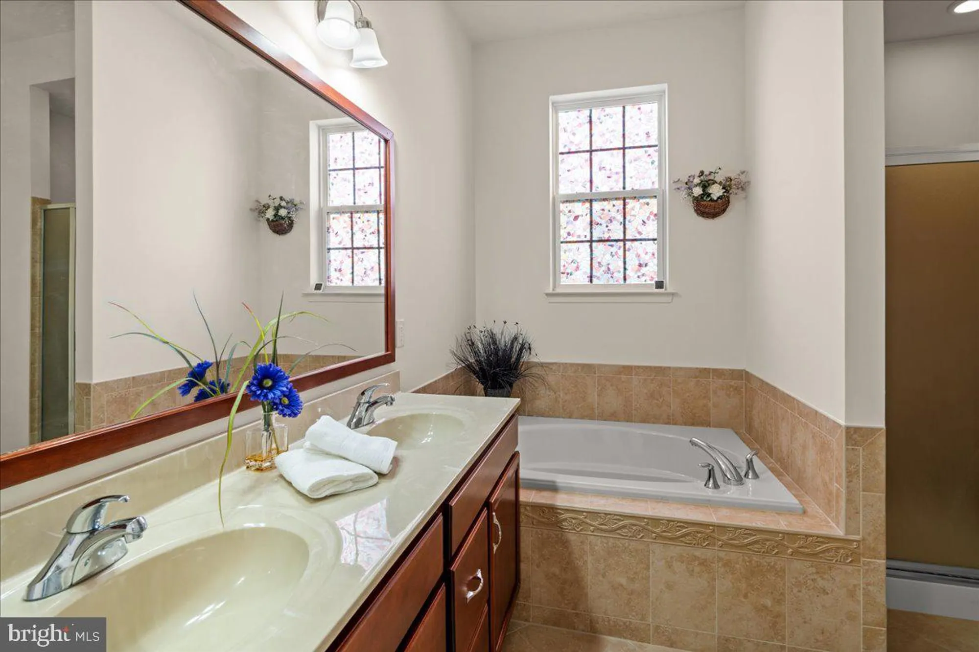 Property Slideshow image 24 of 65 | 9 bellingham dr, Kendall Park, NJ, 08824