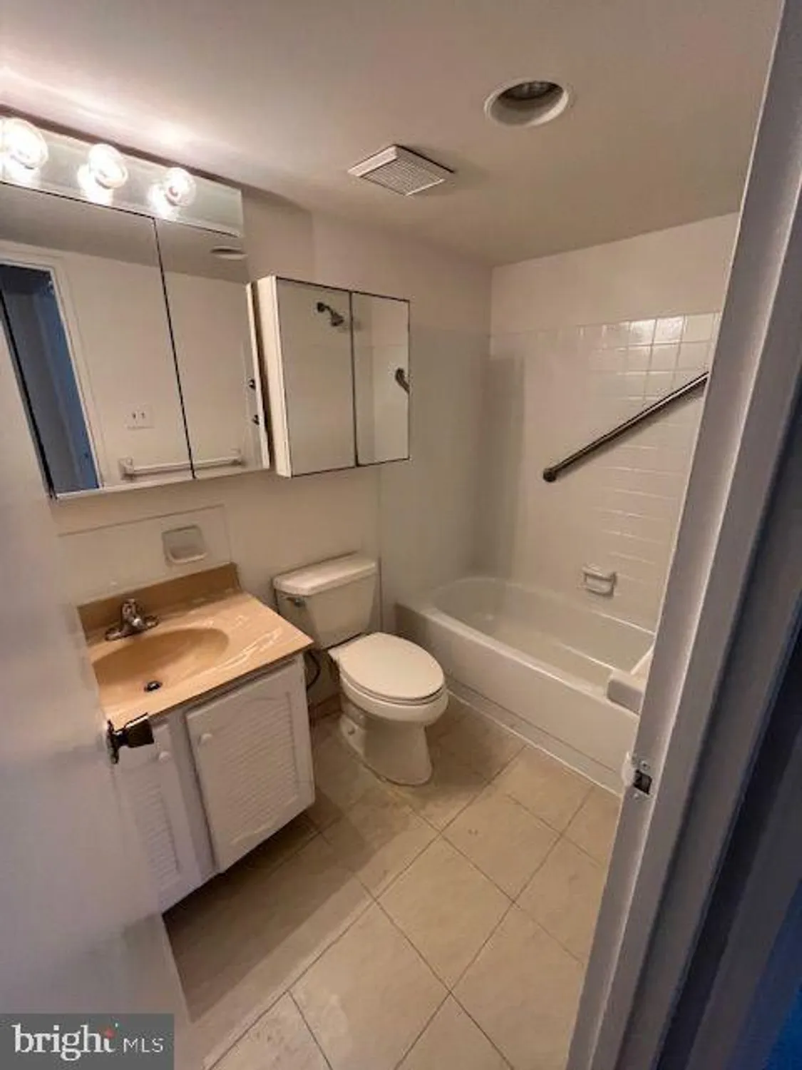 Property Slideshow image 7 of 21 | 67003 delaire landing rd 3, Philadelphia, PA, 19114