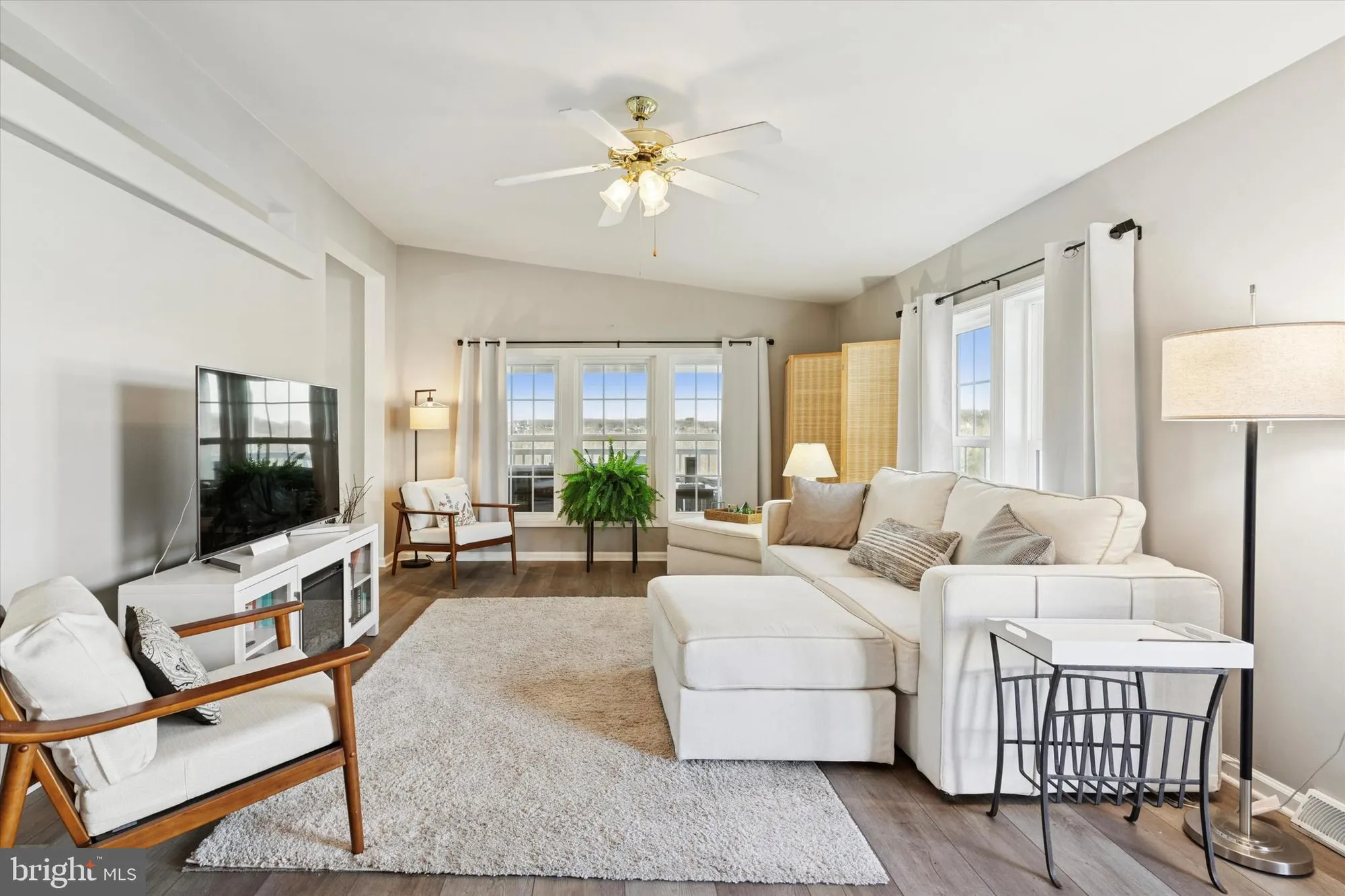 Property Slideshow image 4 of 24 | 1077 scenic view dr, Schwenksville, PA, 19473