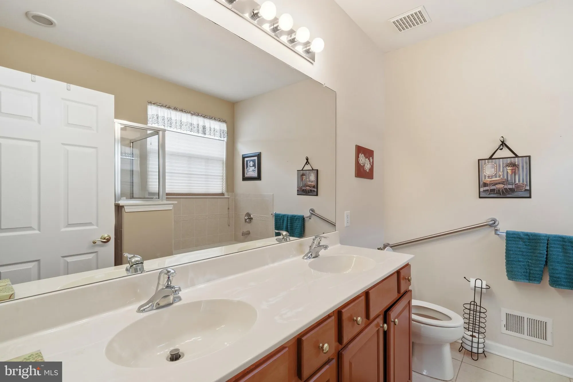 Property Slideshow image 25 of 47 | 14 hidden lake cir, Barnegat, NJ, 08005