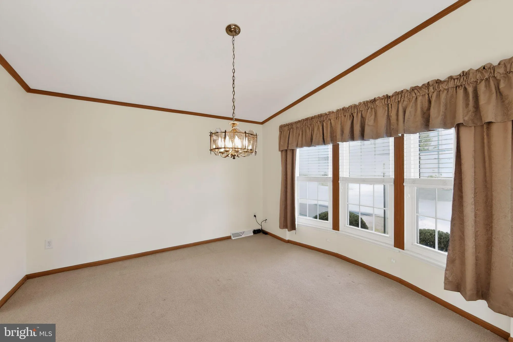 Property Slideshow image 8 of 30 | 405 village way, Royersford, PA, 19468