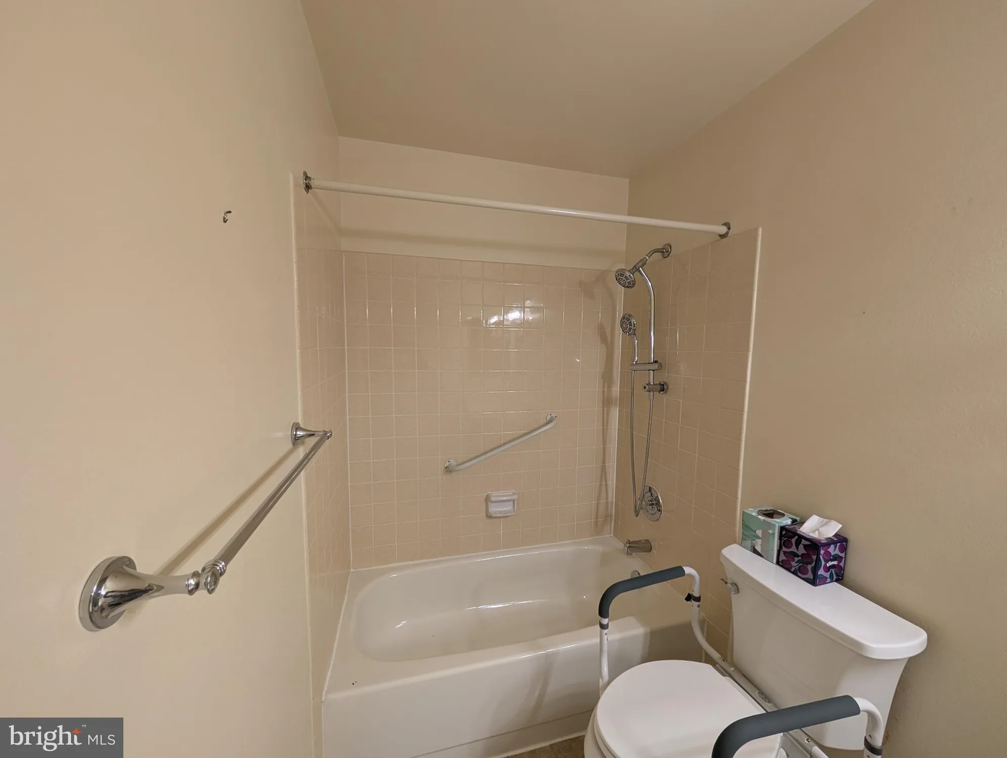 Property Slideshow image 17 of 26 | 15401 bassett ln 45-2e, Silver Spring, MD, 20906