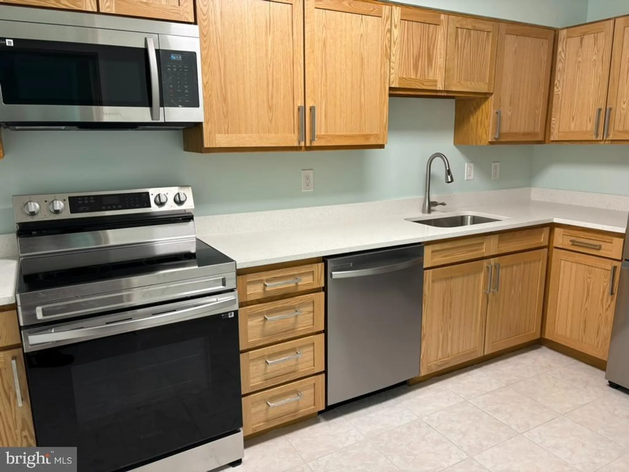 Property Slideshow image 6 of 52 | 15115 interlachen dr 3-1020, Silver Spring, MD, 20906