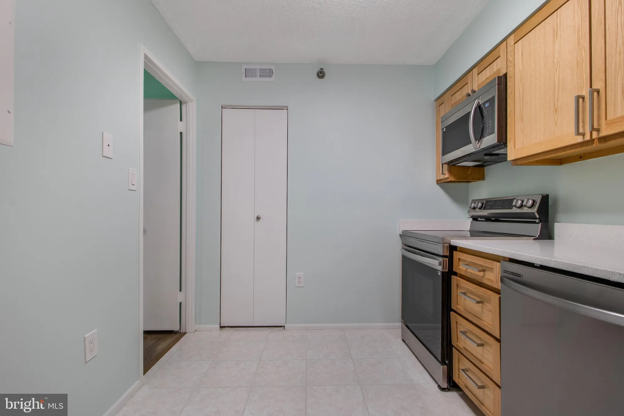 Property Slideshow image 15 of 52 | 15115 interlachen dr 3-1020, Silver Spring, MD, 20906