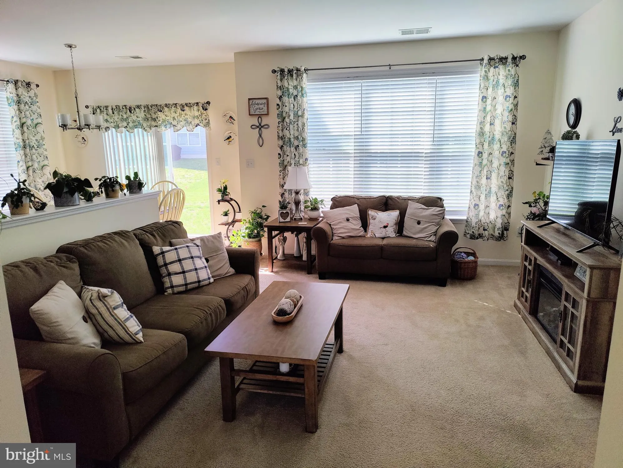 Property Slideshow image 2 of 16 | 117 e clarendon dr, Smyrna, DE, 19977