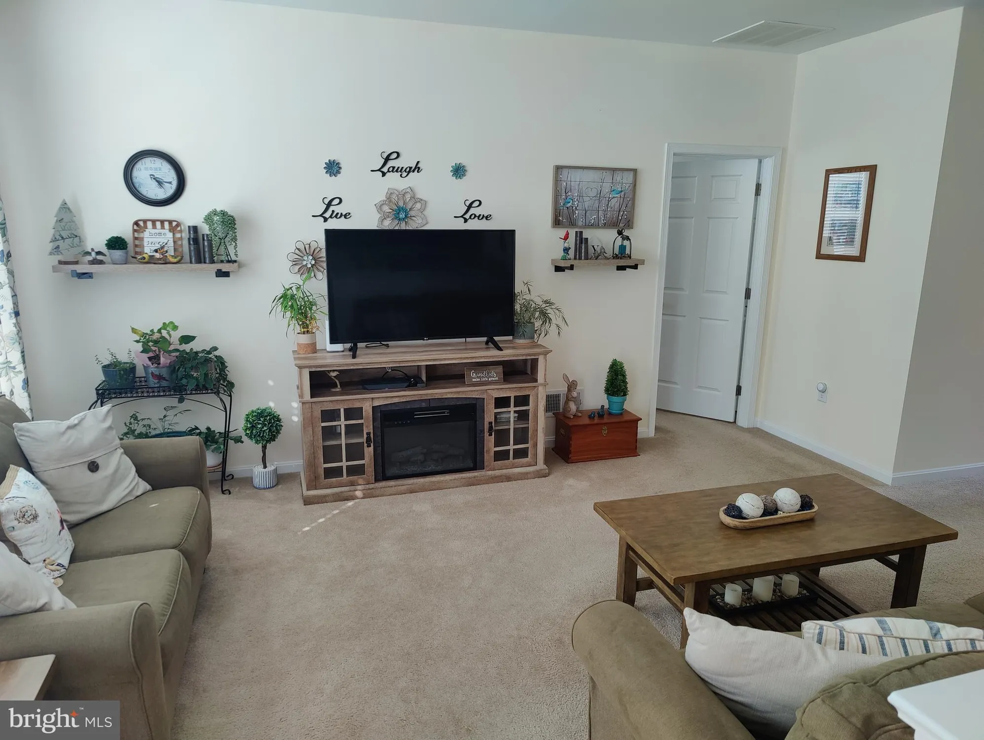 Property Slideshow image 5 of 16 | 117 e clarendon dr, Smyrna, DE, 19977