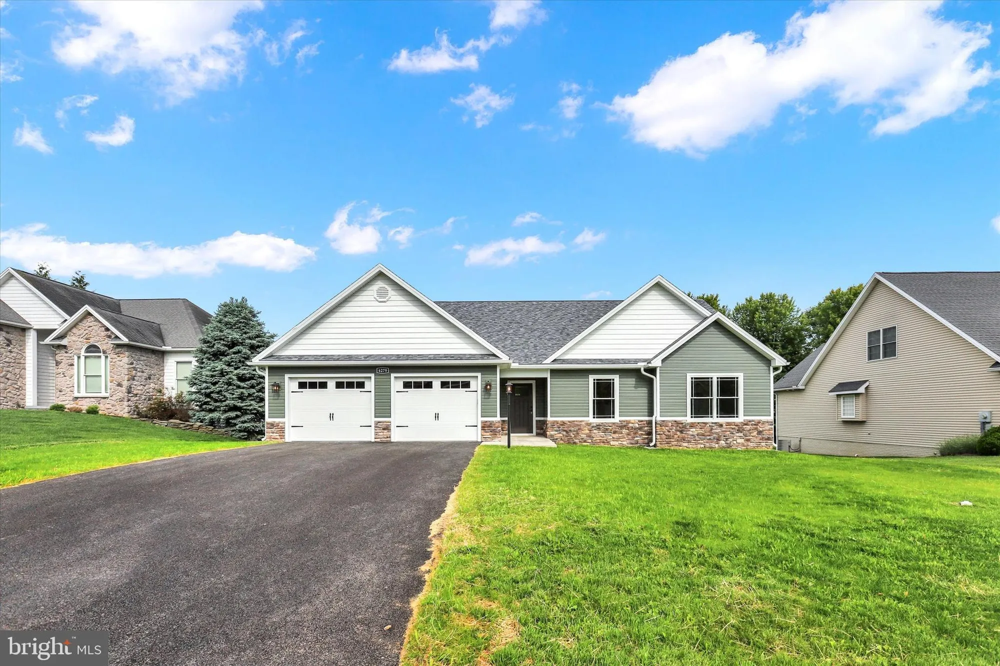 Property Slideshow image 2 of 26 | 6279 oak leaf ln n, Fayetteville, PA, 17222