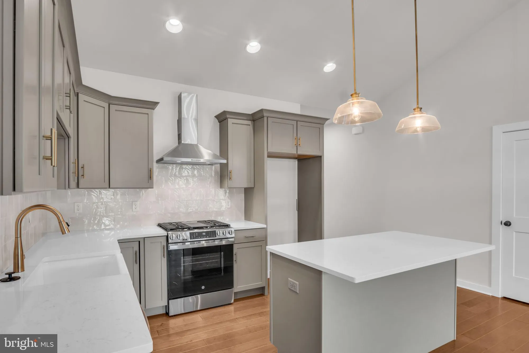 Property Slideshow image 3 of 12 | 880 shadowbrooke dr, Dover, PA, 17315