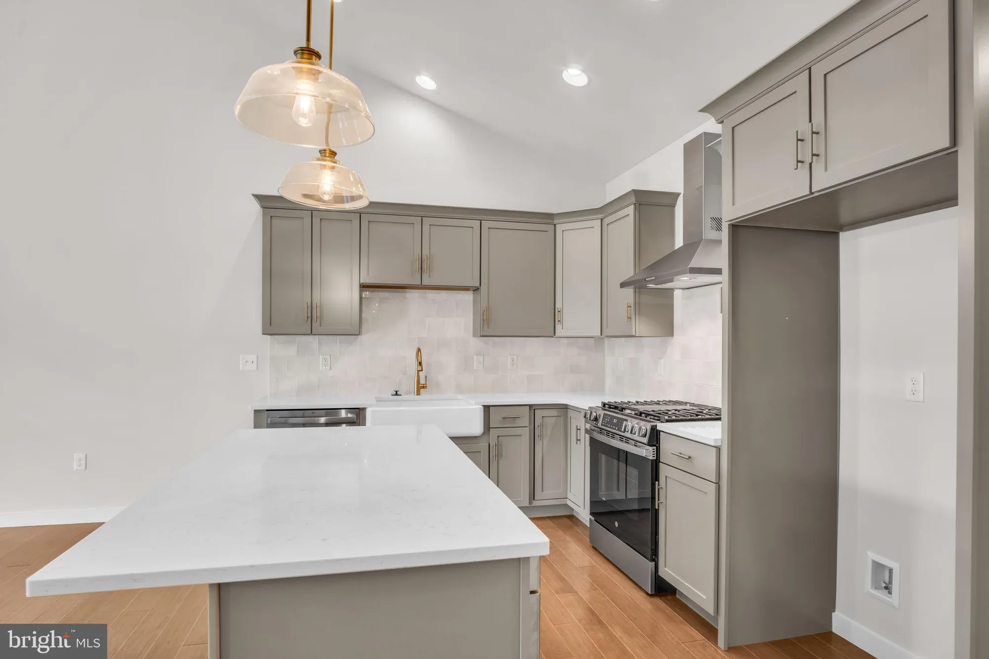 Property Slideshow image 4 of 12 | 880 shadowbrooke dr, Dover, PA, 17315