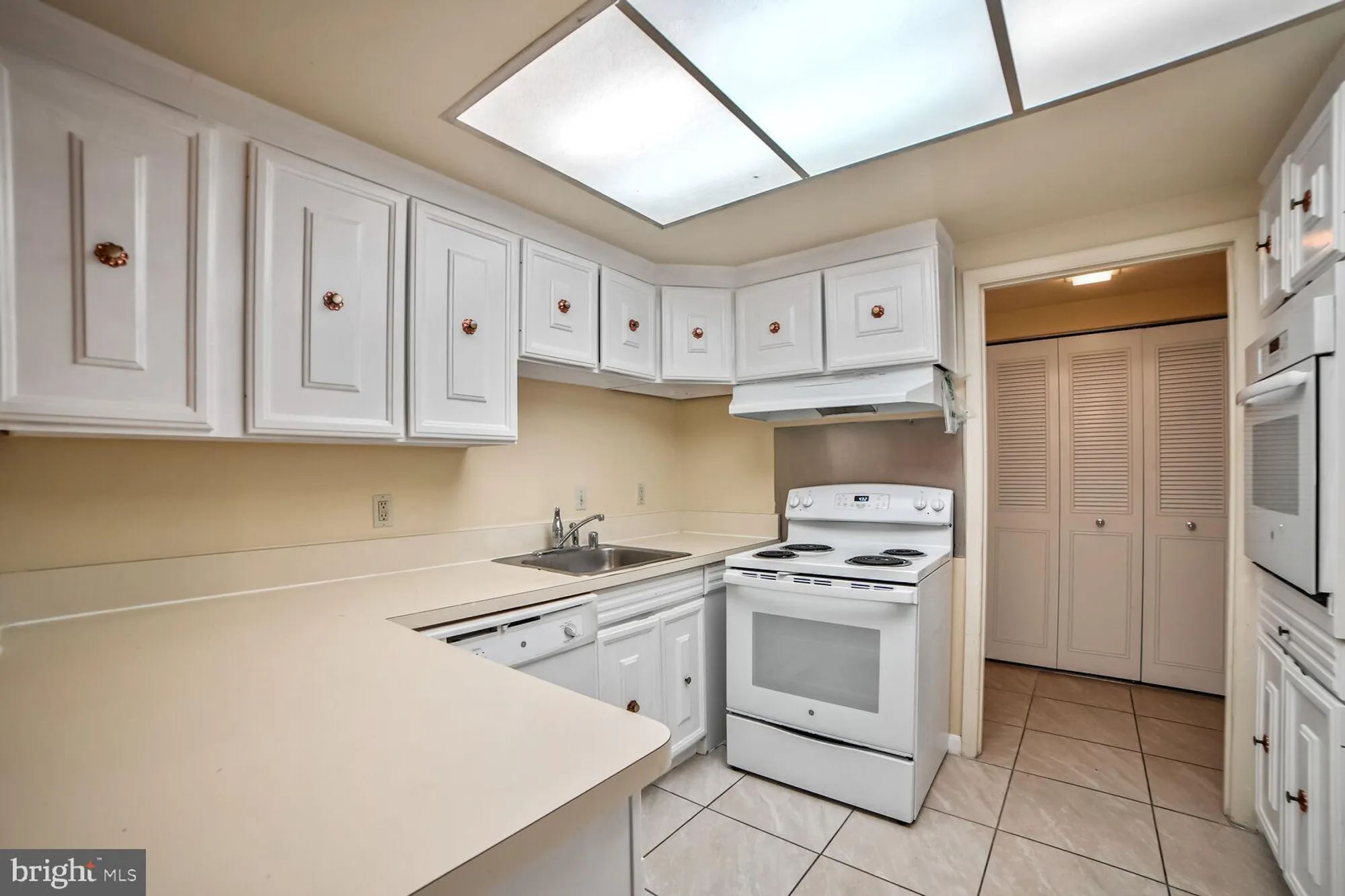 Property Slideshow image 4 of 15 | 3365 s leisure world blvd 95-1c, Silver Spring, MD, 20906