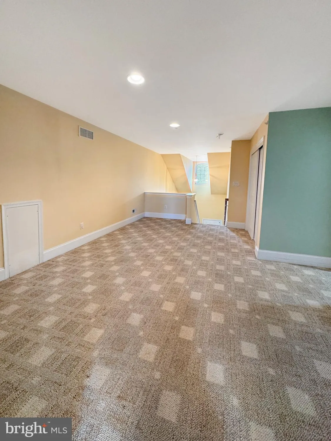 Property Slideshow image 18 of 20 | 2413 sentry ct, Norristown, PA, 19401