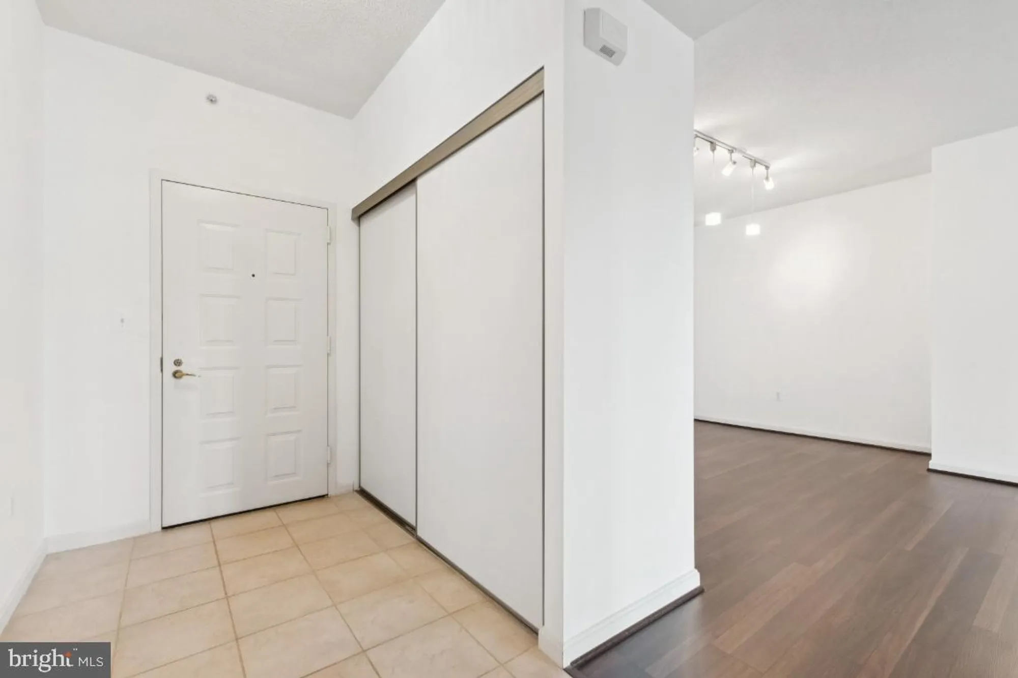 Property Slideshow image 13 of 25 | 19355 cypress ridge ter 423, Leesburg, VA, 20176