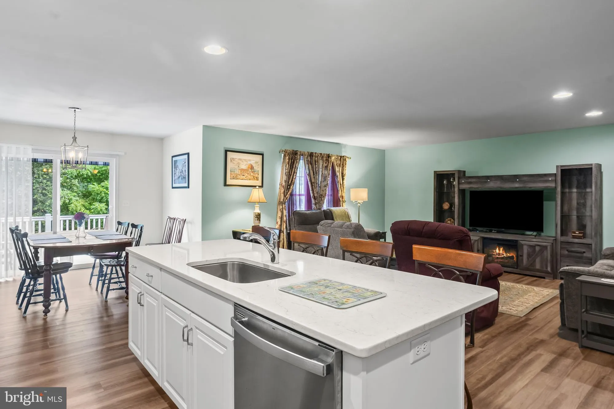 Property Slideshow image 16 of 41 | 2069 spring wood ln, Mechanicsburg, PA, 17055