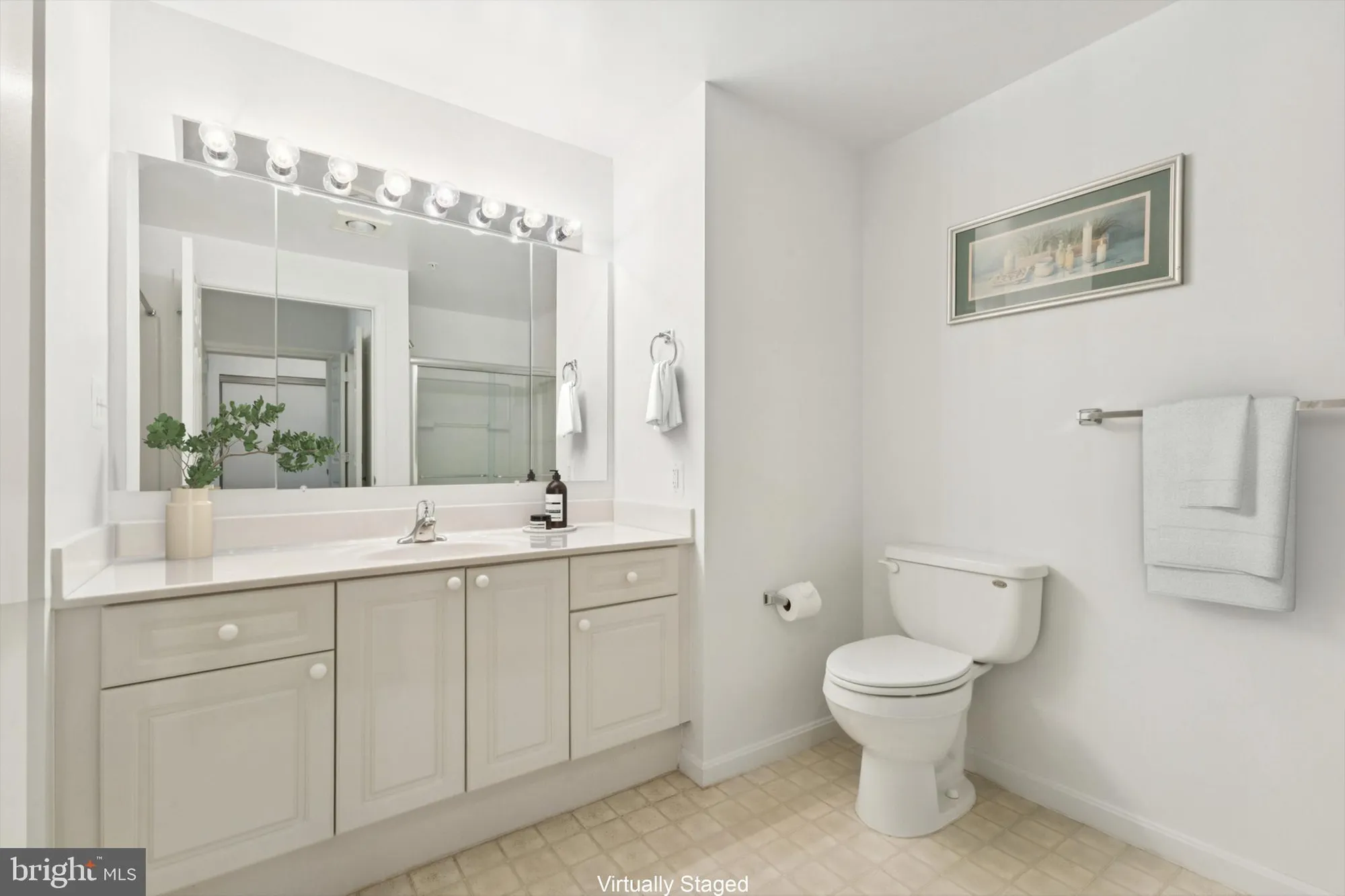 Property Slideshow image 12 of 25 | 19355 cypress ridge ter 423, Leesburg, VA, 20176