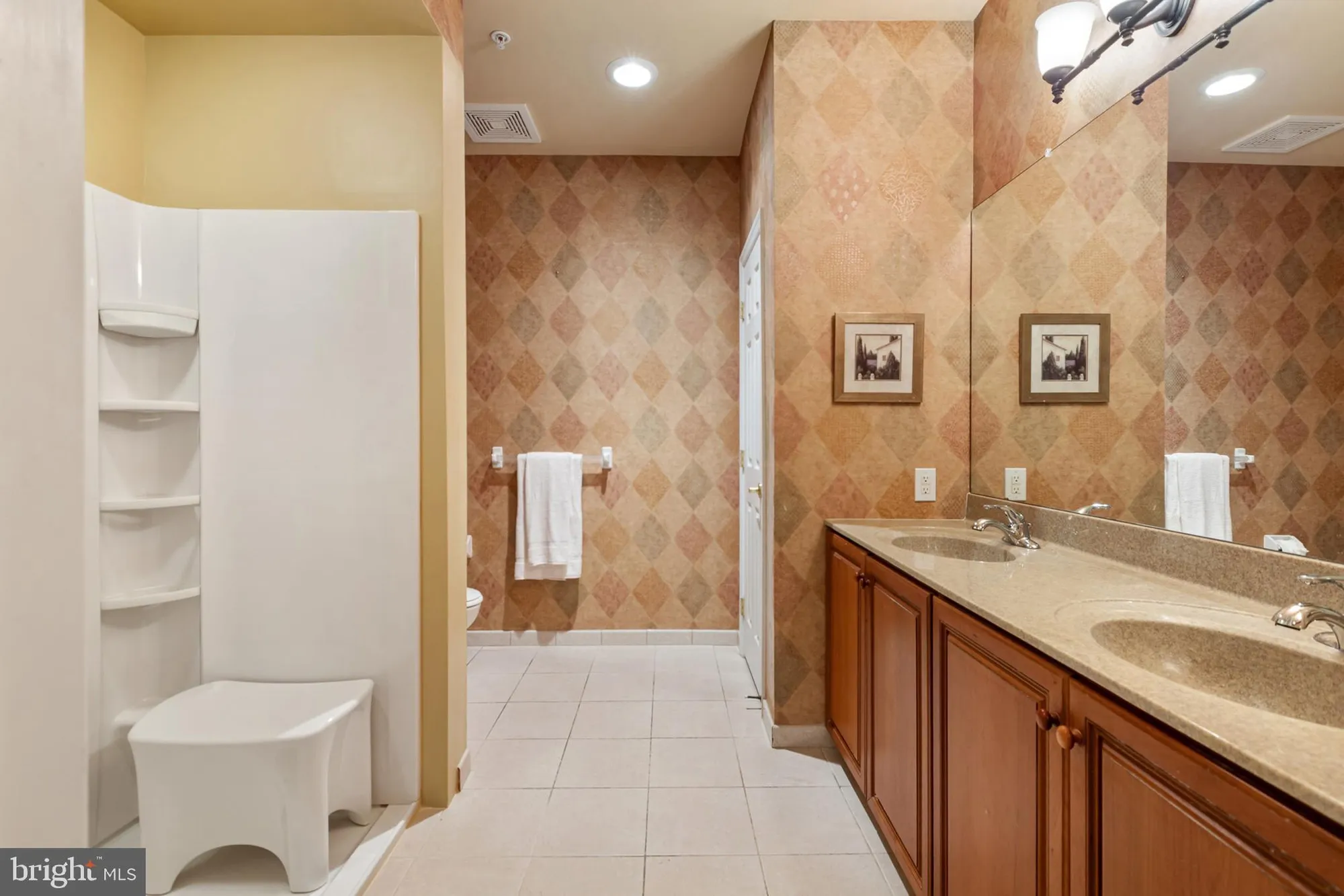 Property Slideshow image 27 of 56 | 2 falcon dr 202, Holland, PA, 18966