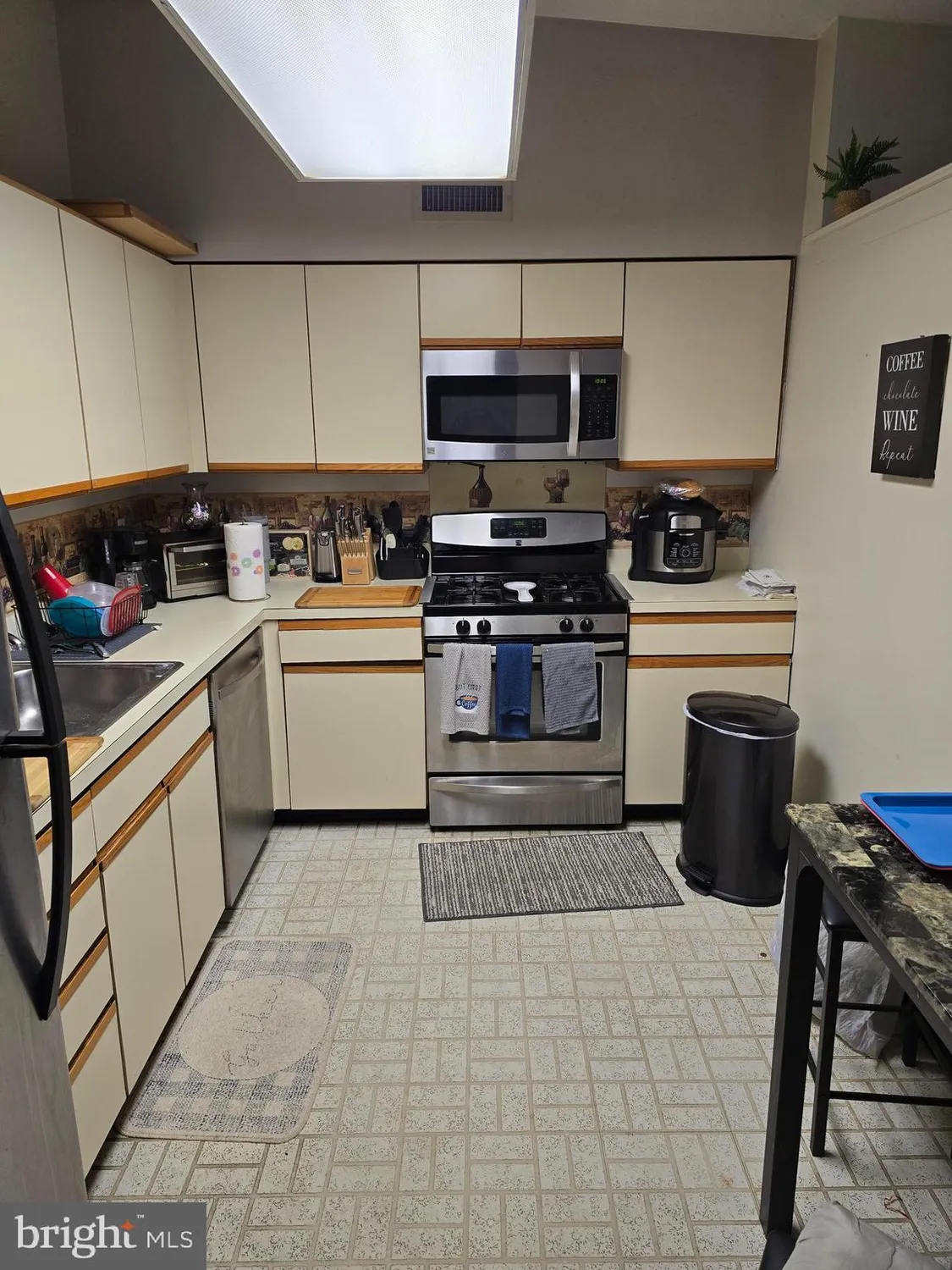 Property Slideshow image 4 of 11 | 58201 delaire landing rd 201, Philadelphia, PA, 19114