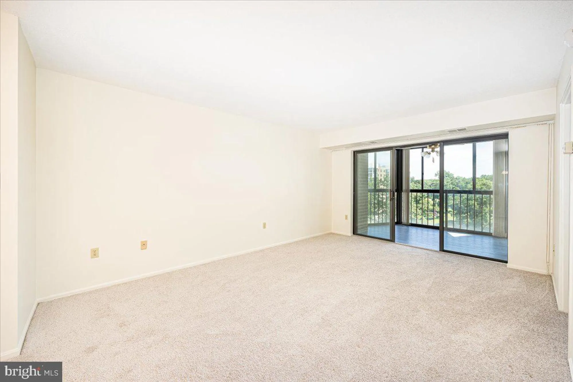 Property Slideshow image 18 of 50 | 15101 interlachen dr 1-807, Silver Spring, MD, 20906