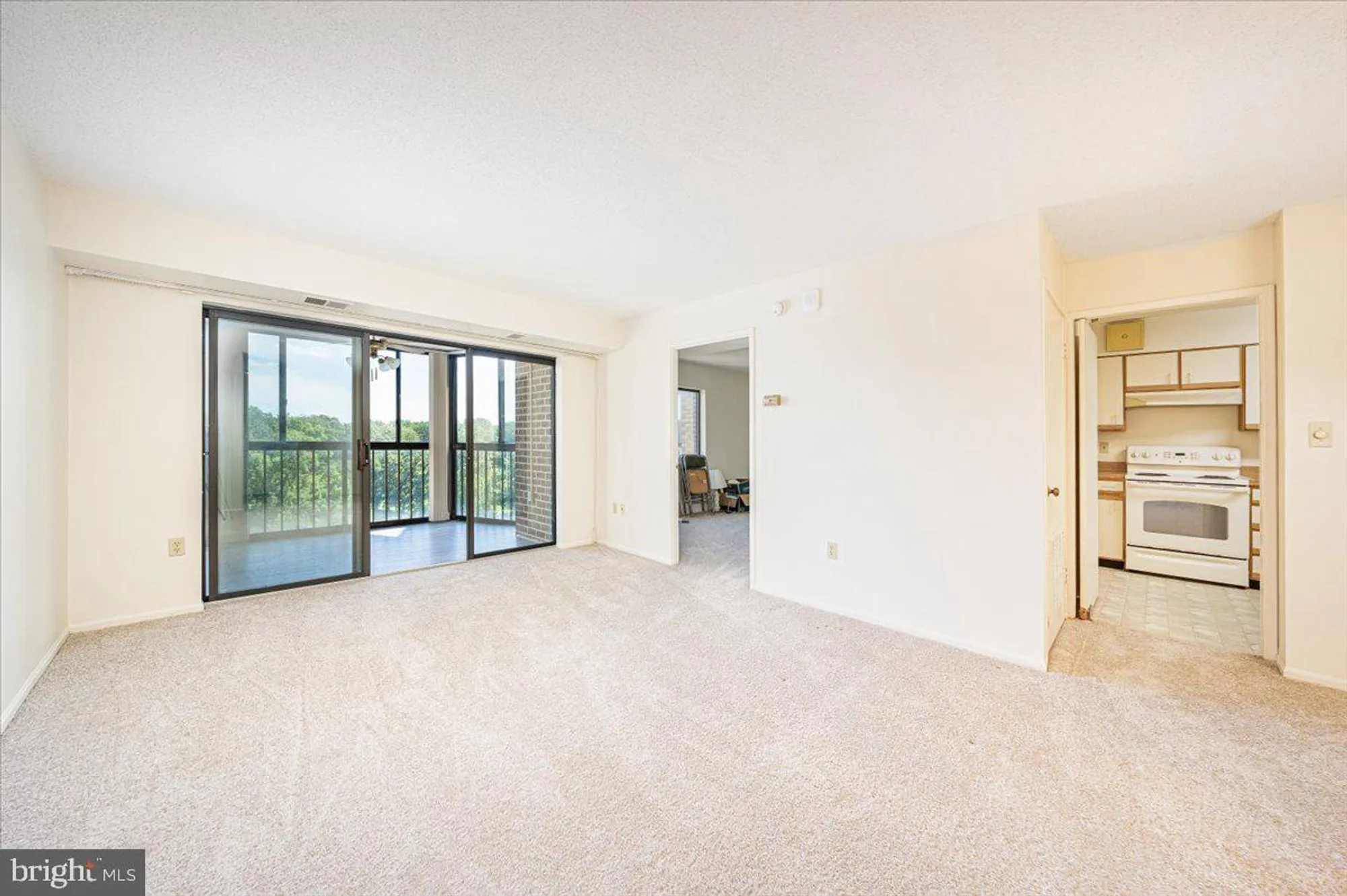 Property Slideshow image 17 of 50 | 15101 interlachen dr 1-807, Silver Spring, MD, 20906