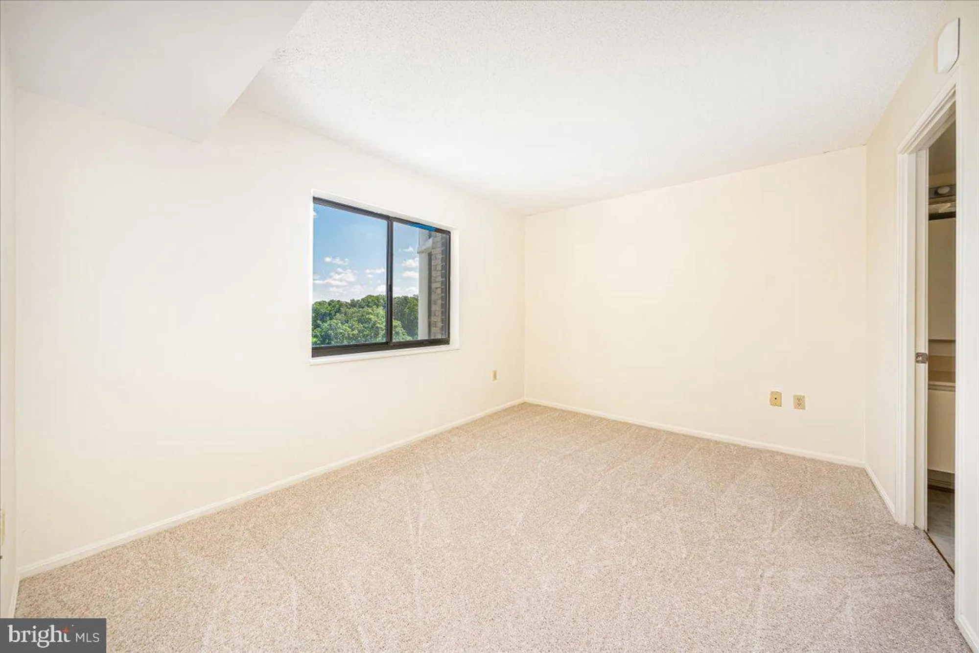 Property Slideshow image 26 of 50 | 15101 interlachen dr 1-807, Silver Spring, MD, 20906