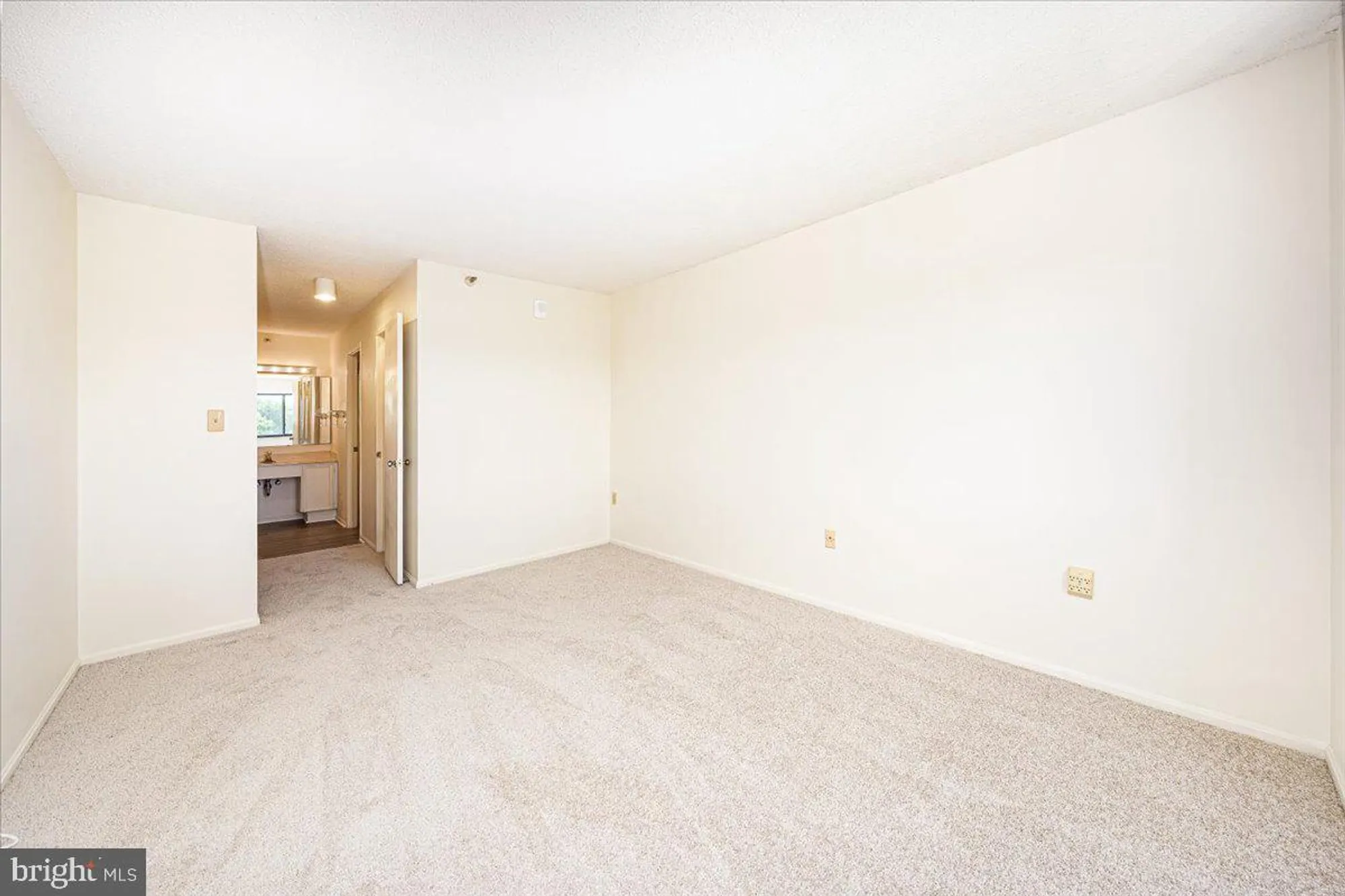 Property Slideshow image 38 of 50 | 15101 interlachen dr 1-807, Silver Spring, MD, 20906
