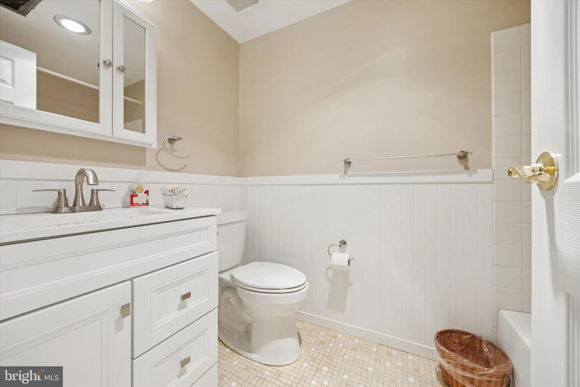 Property Slideshow image 10 of 16 | 47201 delaire landing rd 201, Philadelphia, PA, 19114