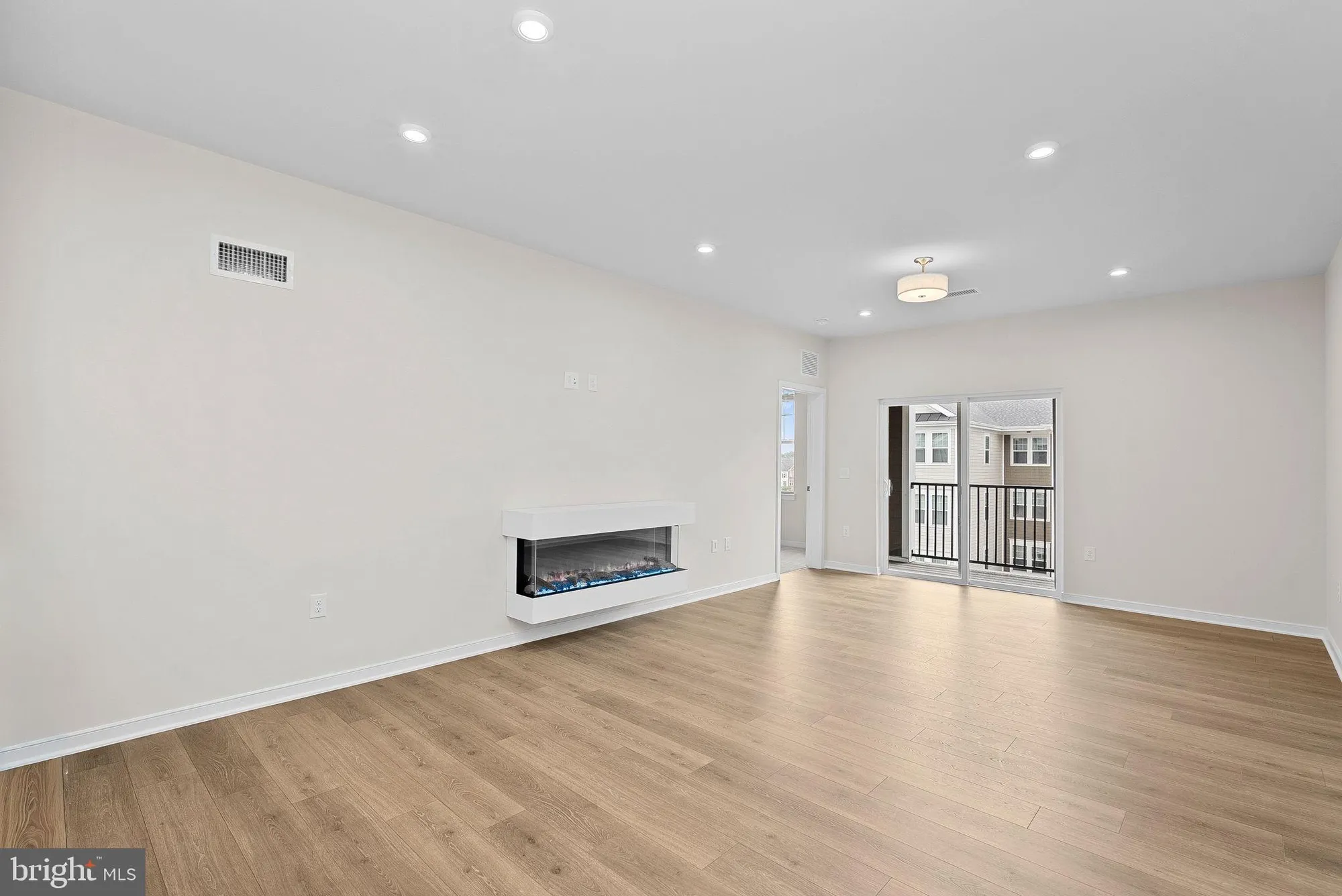 Property Slideshow image 8 of 34 | 700 mount airy ter ne unit 403, Leesburg, VA, 20176