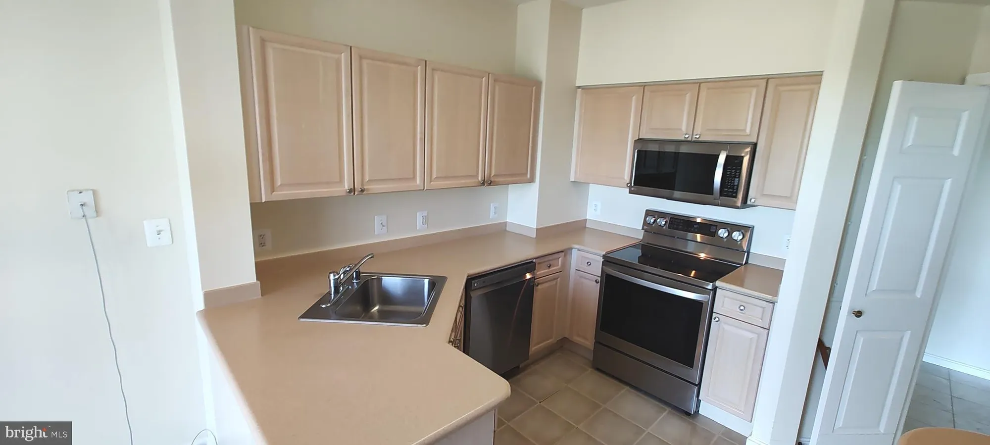 Property Slideshow image 3 of 47 | 3100 n leisure world blvd 812, Silver Spring, MD, 20906