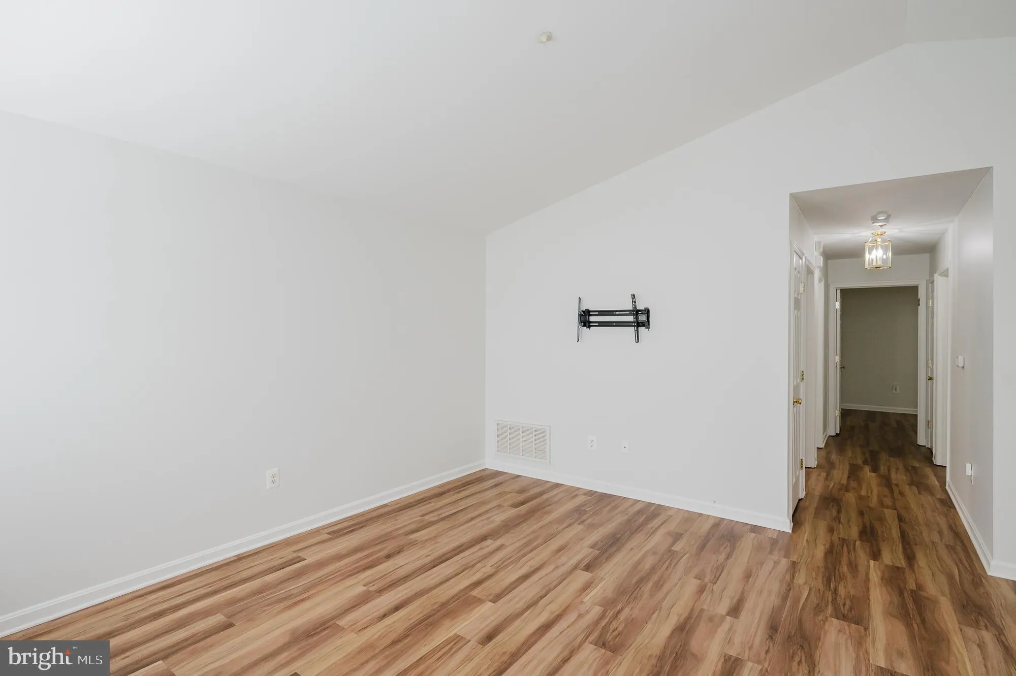 Property Slideshow image 10 of 33 | 2016 rudy serra dr c, Sykesville, MD, 21784