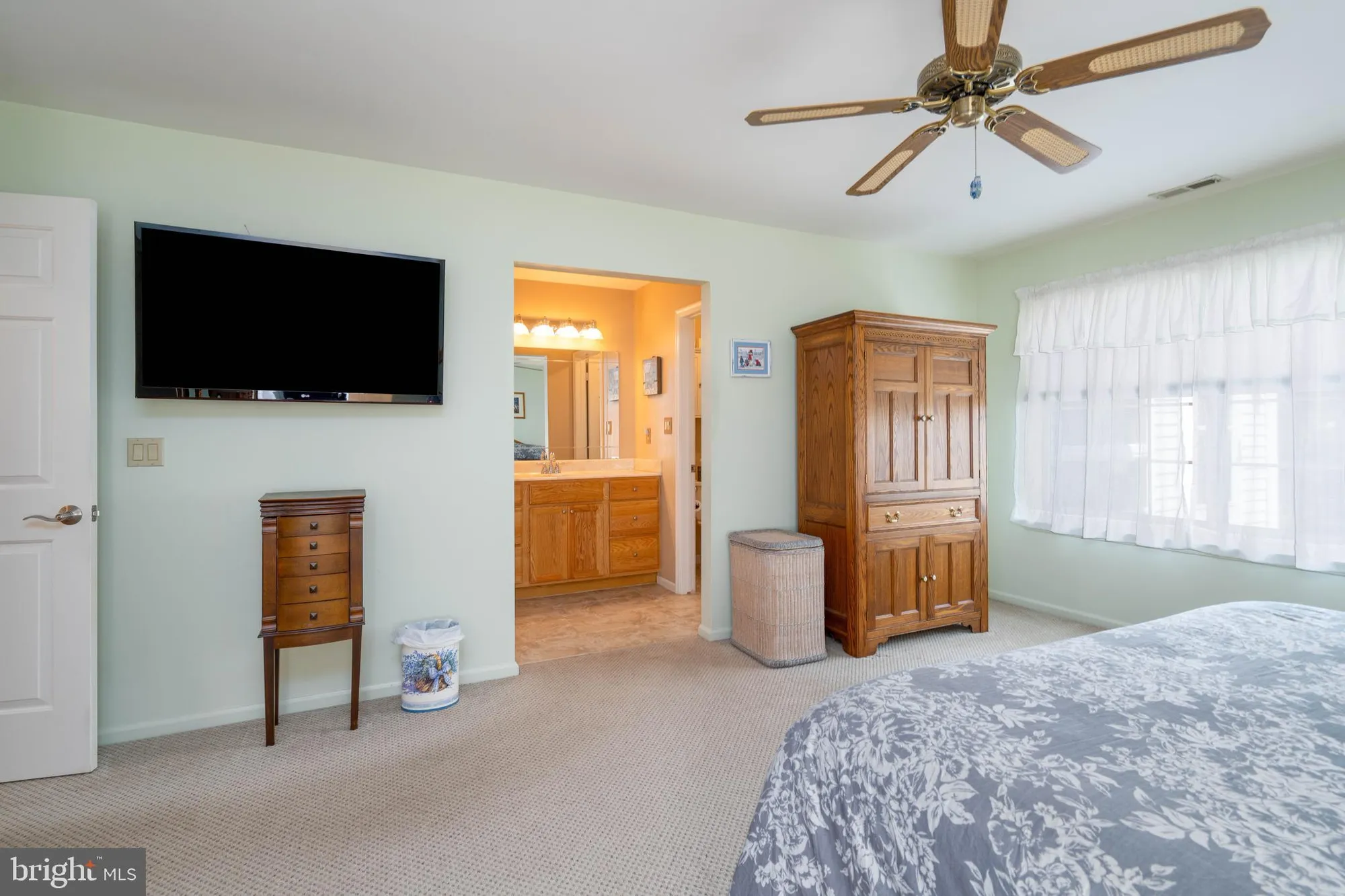 Property Slideshow image 17 of 23 | 985 westminster dr, Southampton, NJ, 08088