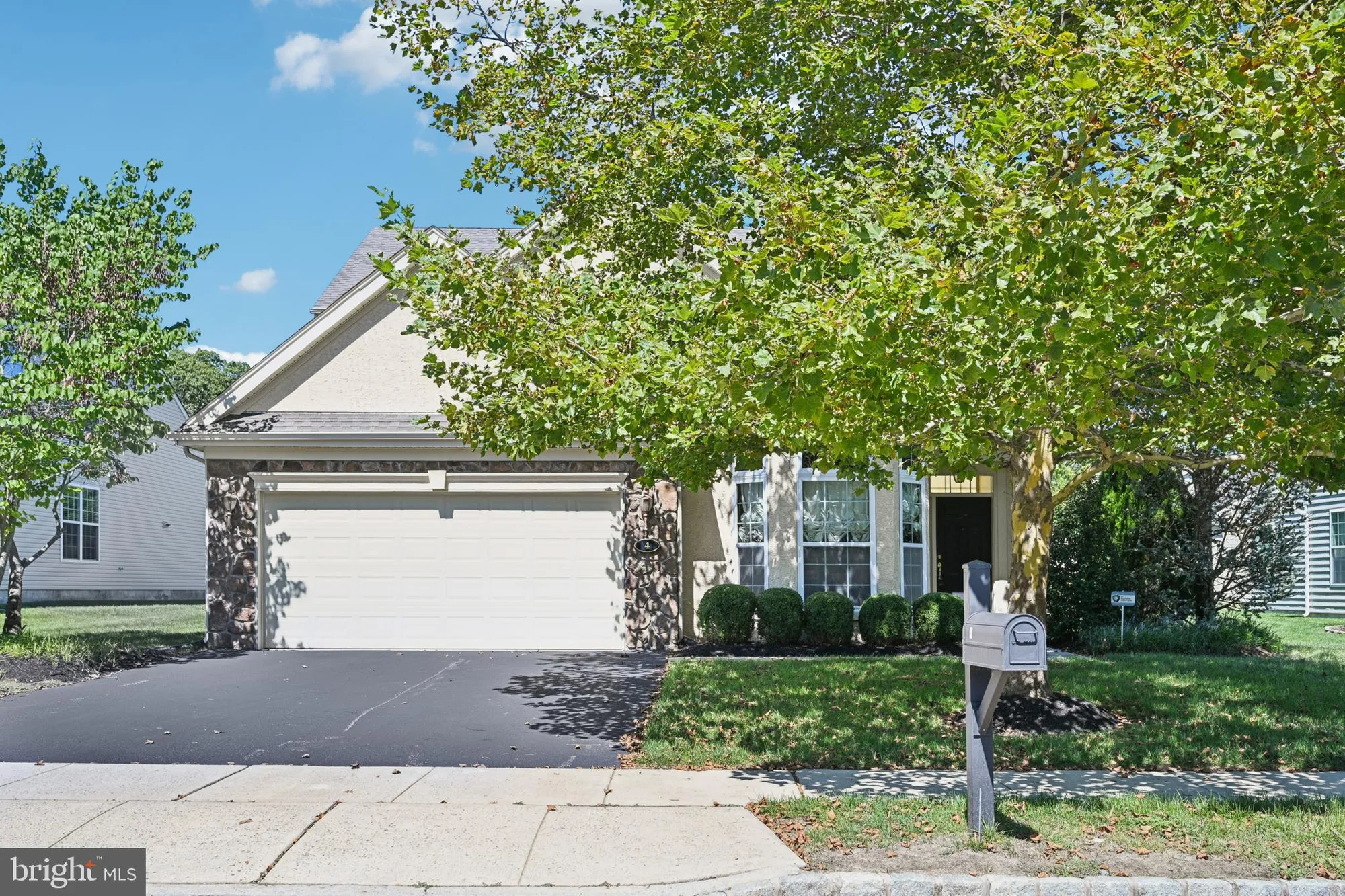 Property Slideshow image 4 of 57 | 4 woodcrest ct, Berlin, NJ, 08009