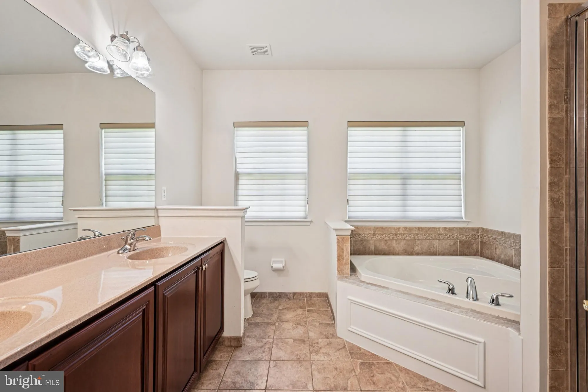 Property Slideshow image 28 of 57 | 4 woodcrest ct, Berlin, NJ, 08009