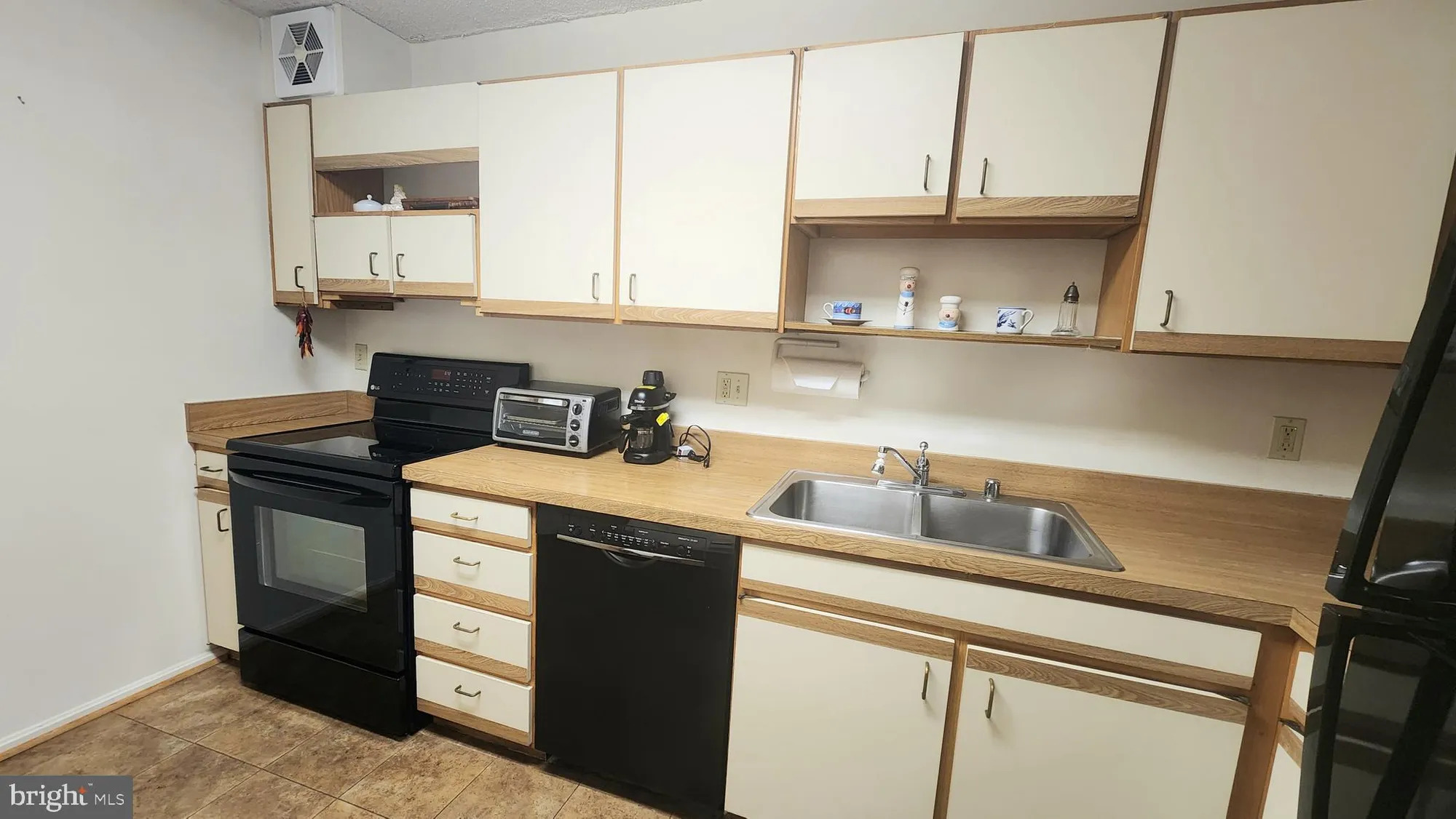 Property Slideshow image 14 of 37 | 15101 interlachen dr 1-315, Silver Spring, MD, 20906