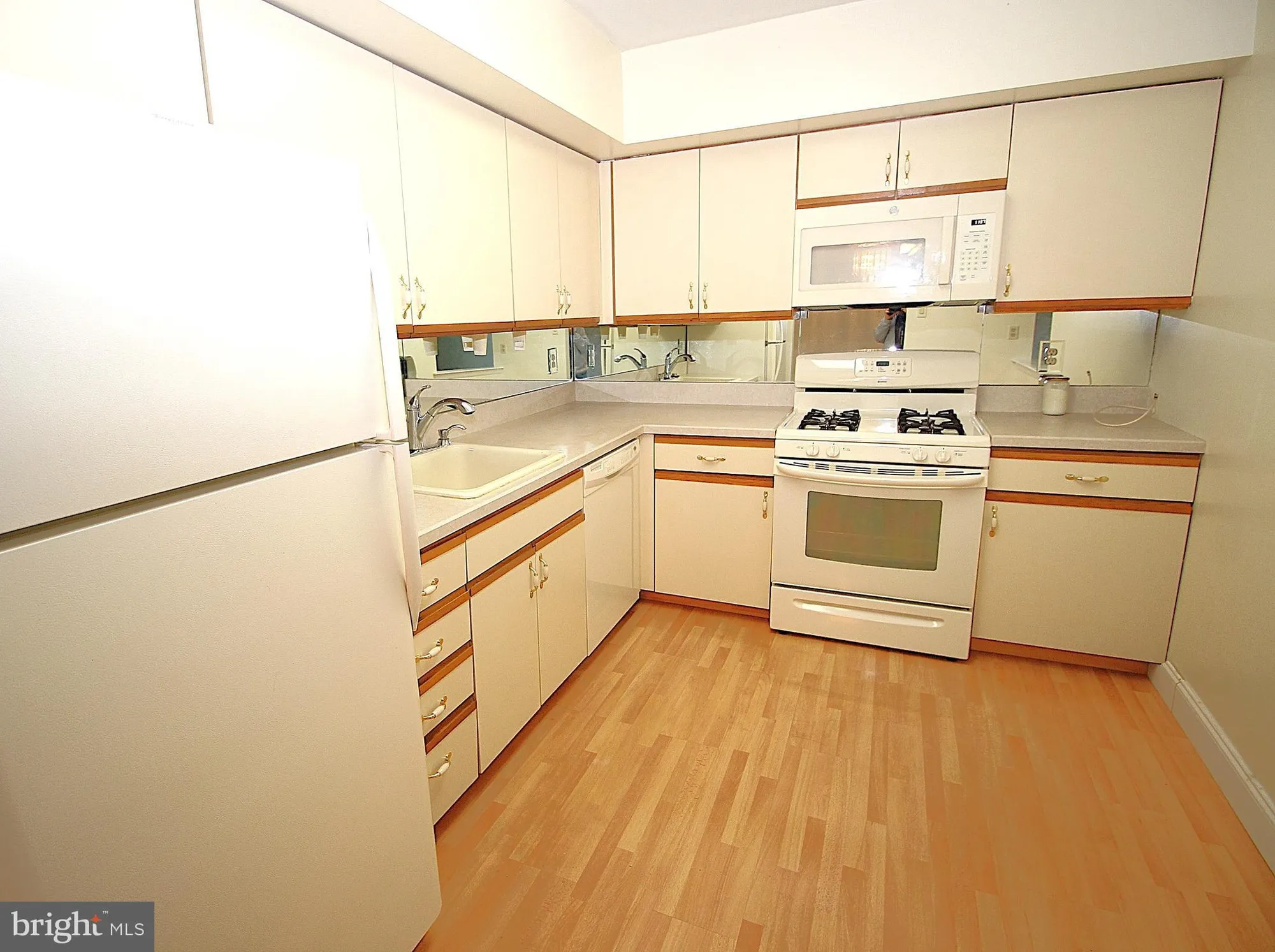 Property Slideshow image 13 of 38 | 62004 delaire landing rd 4, Philadelphia, PA, 19114